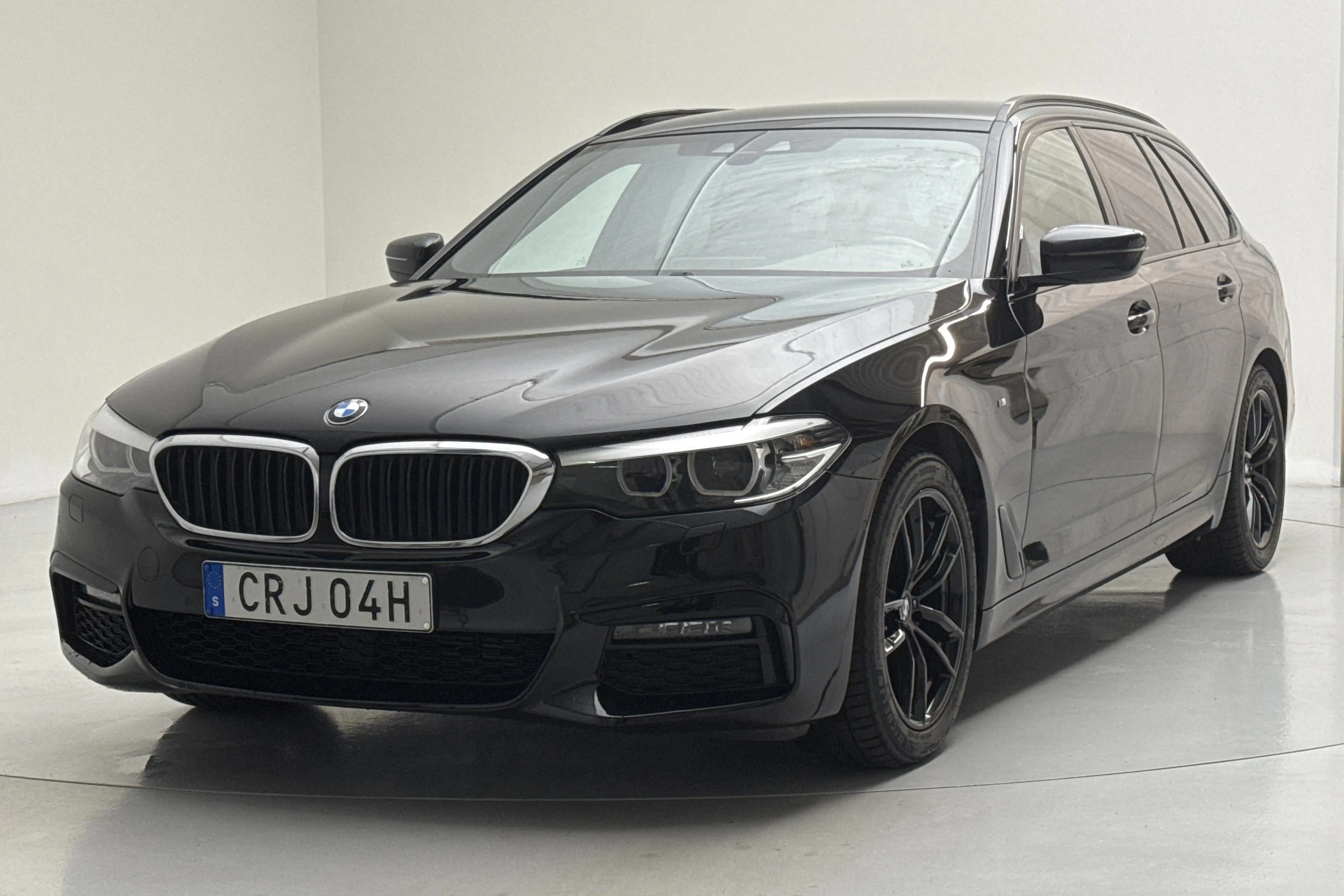 Presentationsfoto 1 av 16: BMW 520d xDrive Touring, G31 (190hk) - 9 002 mil - Automat - svart - 2019