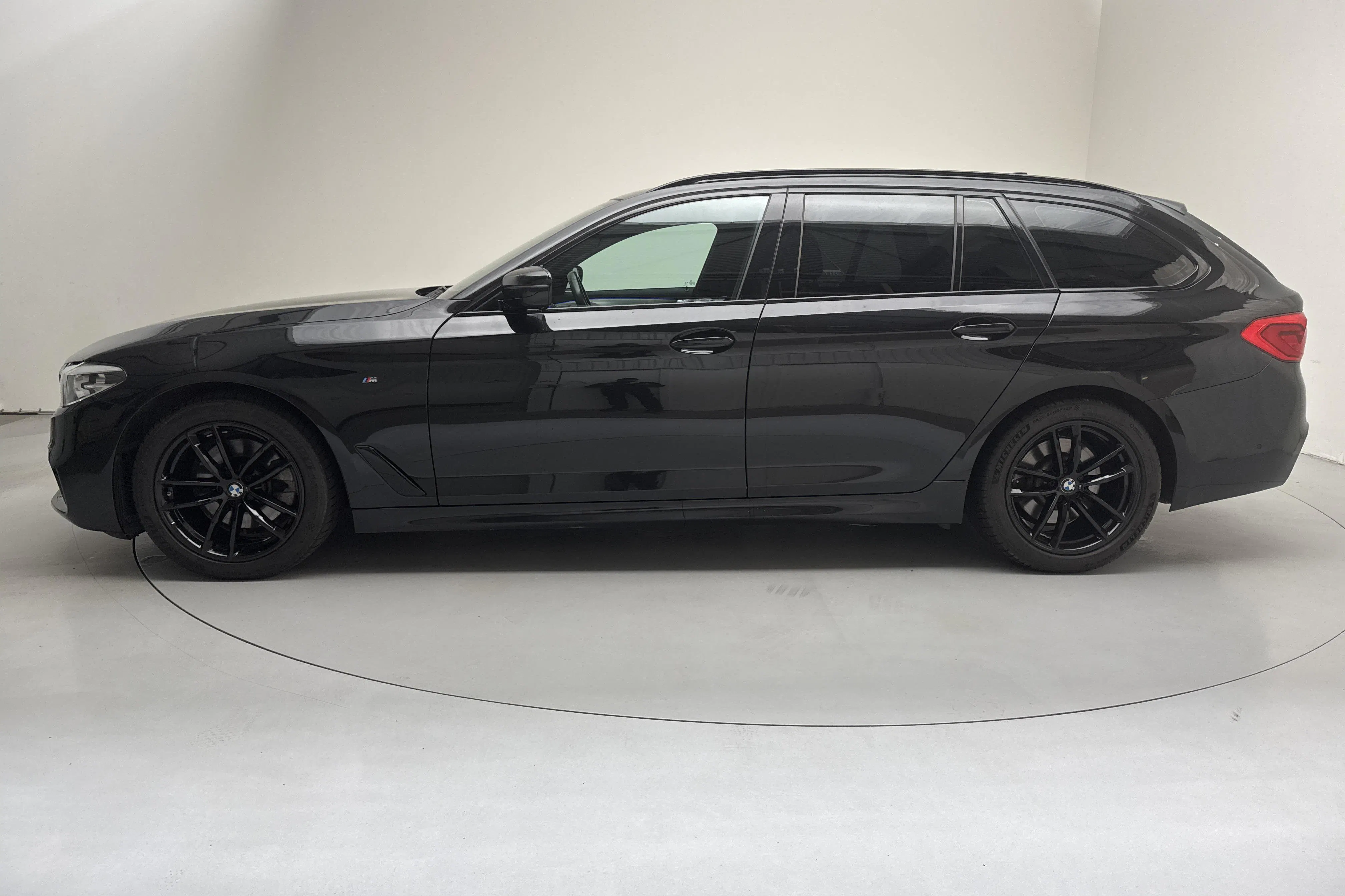 Presentationsfoto 2 av 16: BMW 520d xDrive Touring, G31 (190hk) - 9 002 mil - Automat - svart - 2019