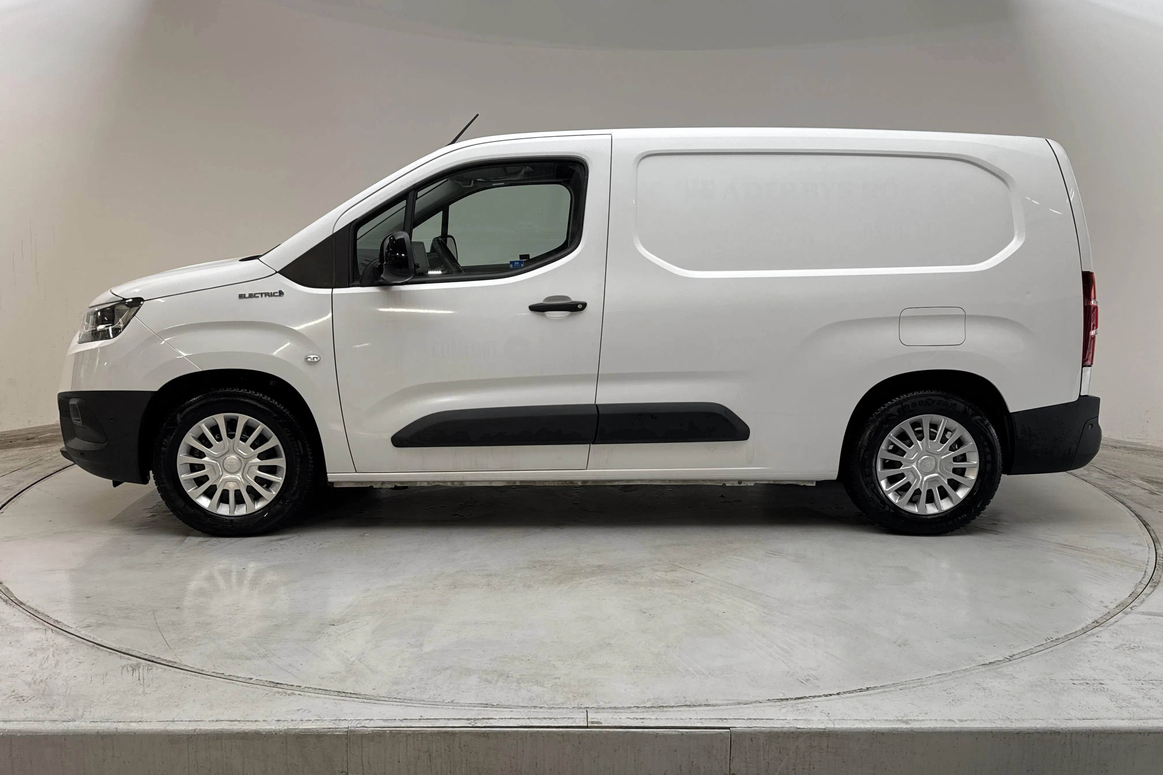 Presentation photo 2 of 15: Toyota PROACE CITY Electric 50kWh (136hk) - 39 060 km - Automatic - white - 2023