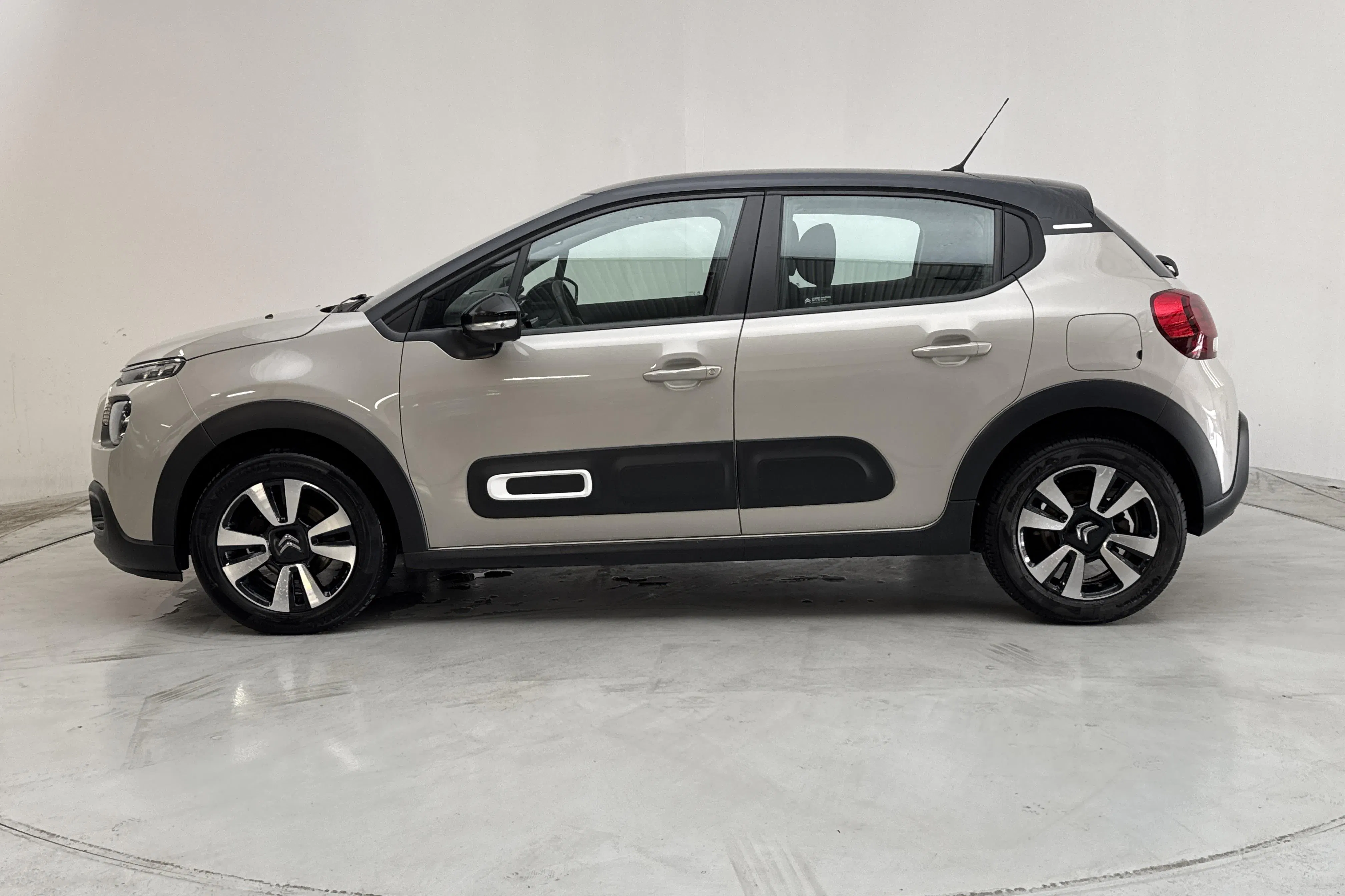 Presentation photo 2 of 12: Citroën C3 PureTech (110hk) - 121 270 km - Automatic - gray - 2022