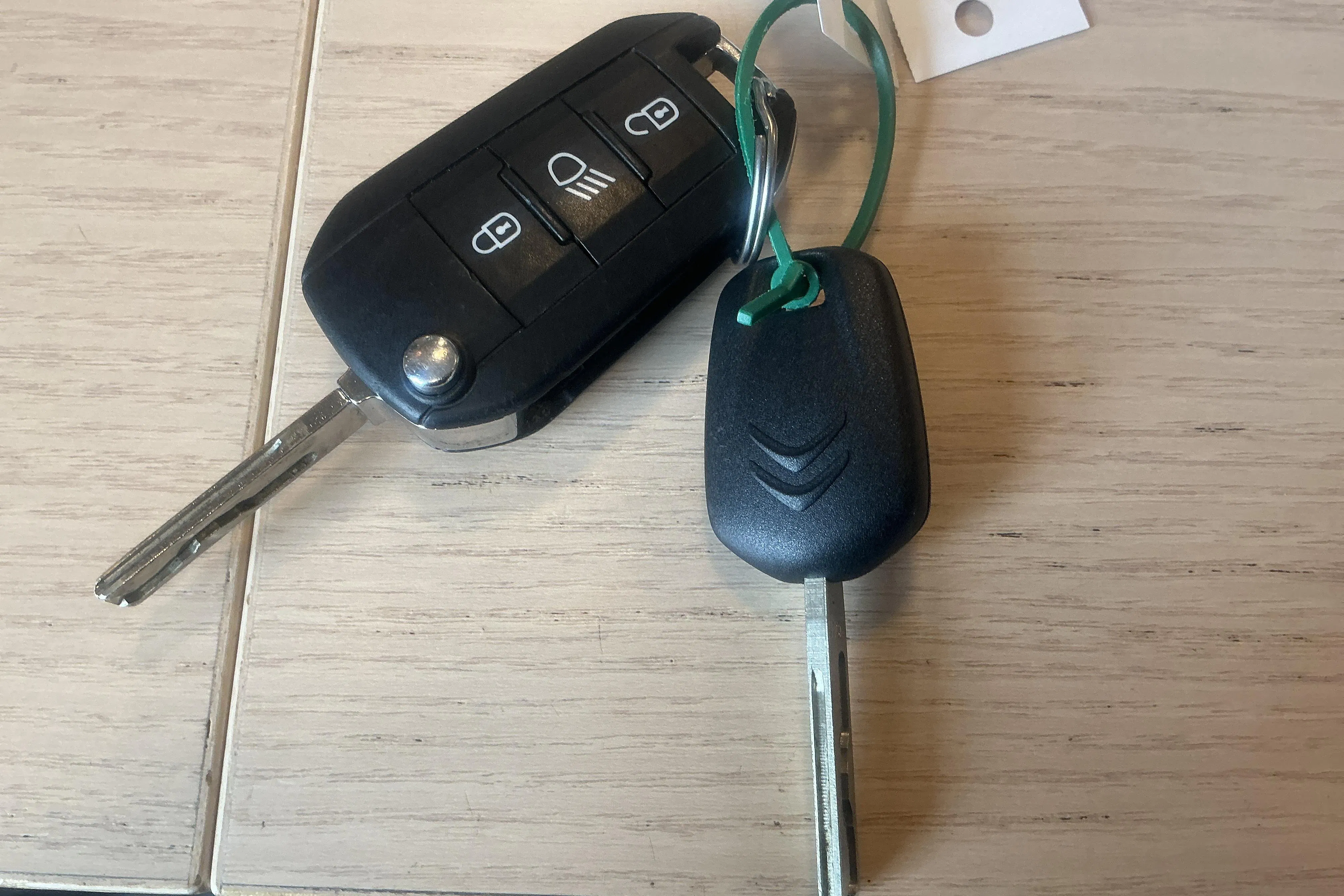 Presentation photo 12 of 12: Citroën C3 PureTech (110hk) - 121 270 km - Automatic - gray - 2022