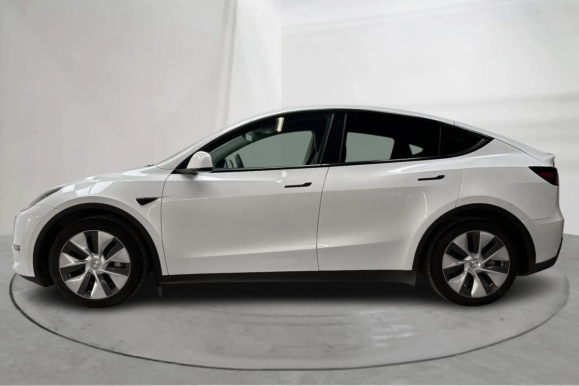 Presentationsfoto 2 av 21: Tesla Model Y Long Range Dual Motor AWD - 11 935 mil - Automat - vit - 2023