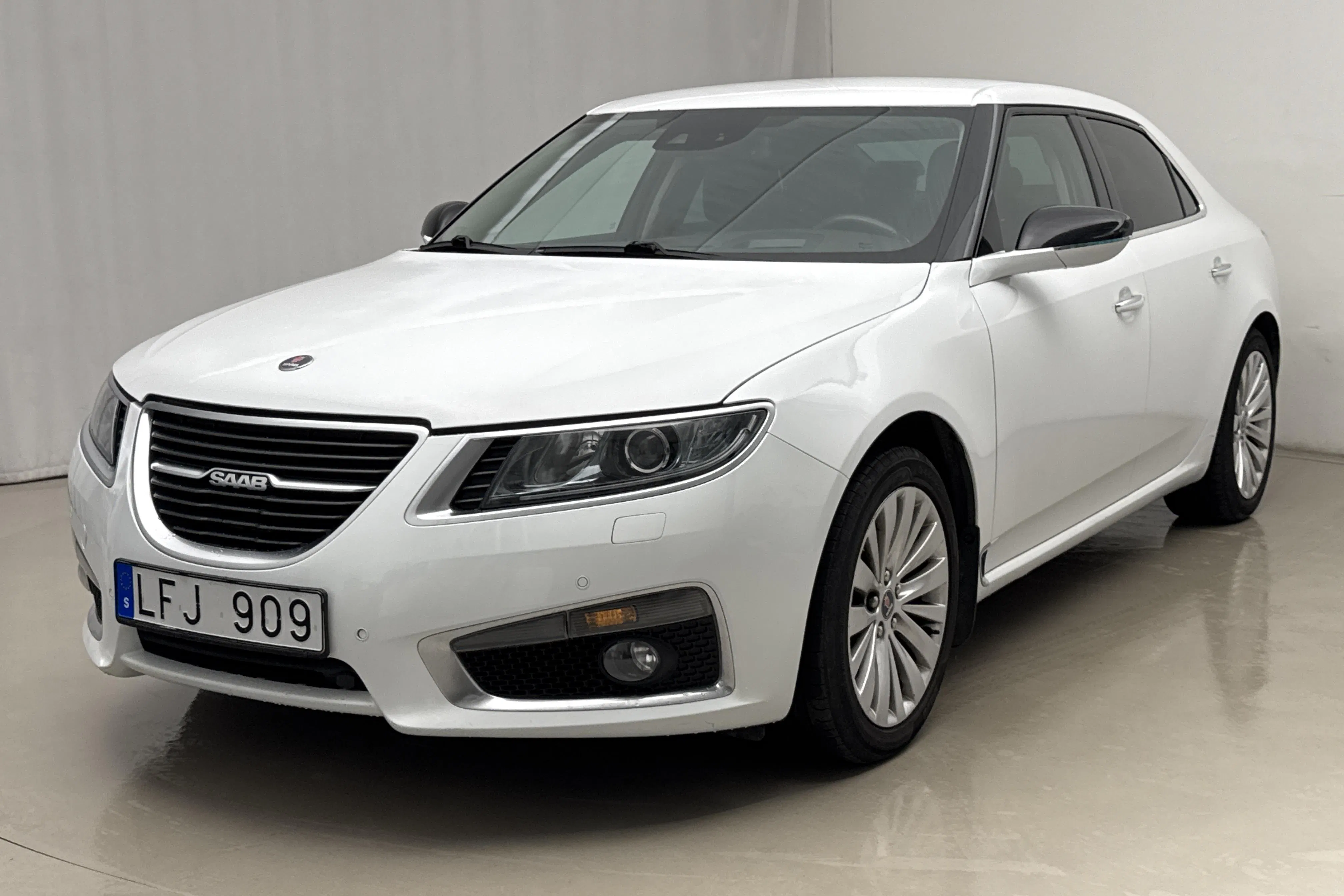 Presentationsfoto 1 av 18: Saab 9-5 2.0 Turbo4 BioPower XWD (220hk) - 10 111 mil - Manuell - vit - 2011
