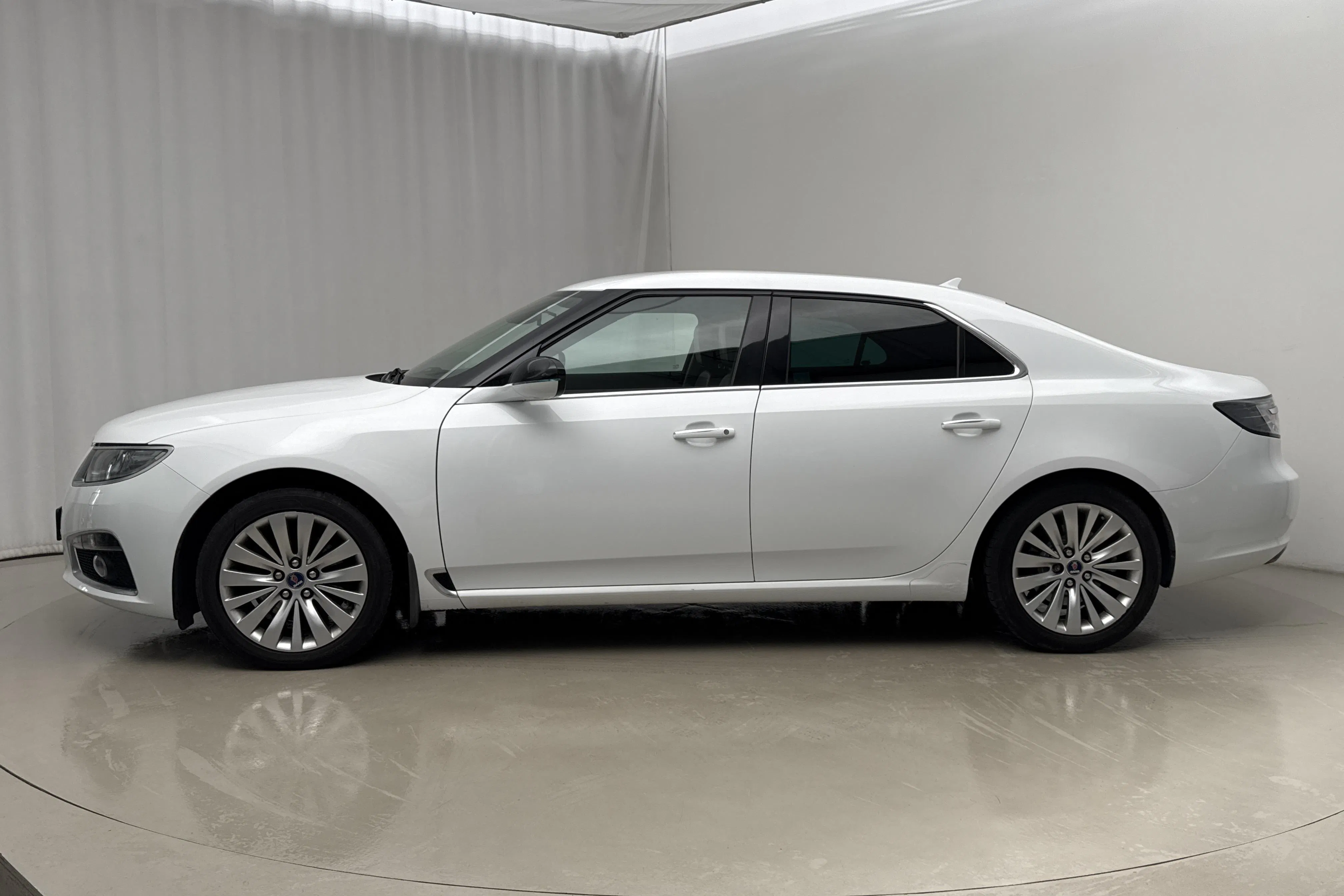 Presentationsfoto 2 av 18: Saab 9-5 2.0 Turbo4 BioPower XWD (220hk) - 10 111 mil - Manuell - vit - 2011
