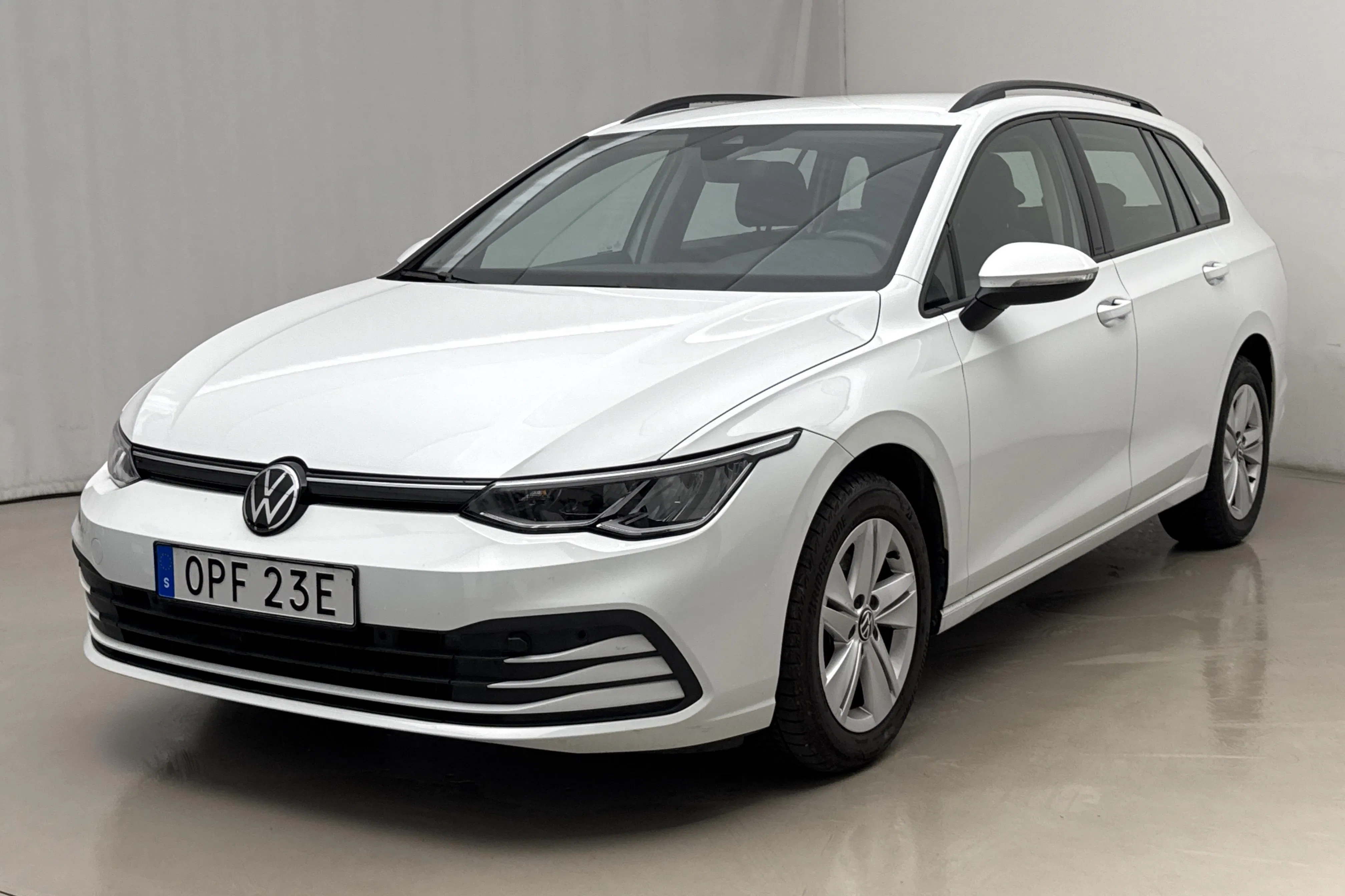 Presentationsfoto 1 av 17: VW Golf VIII 1.5 TGI Sportscombi (130hk) - 2 305 mil - Automat - vit - 2023
