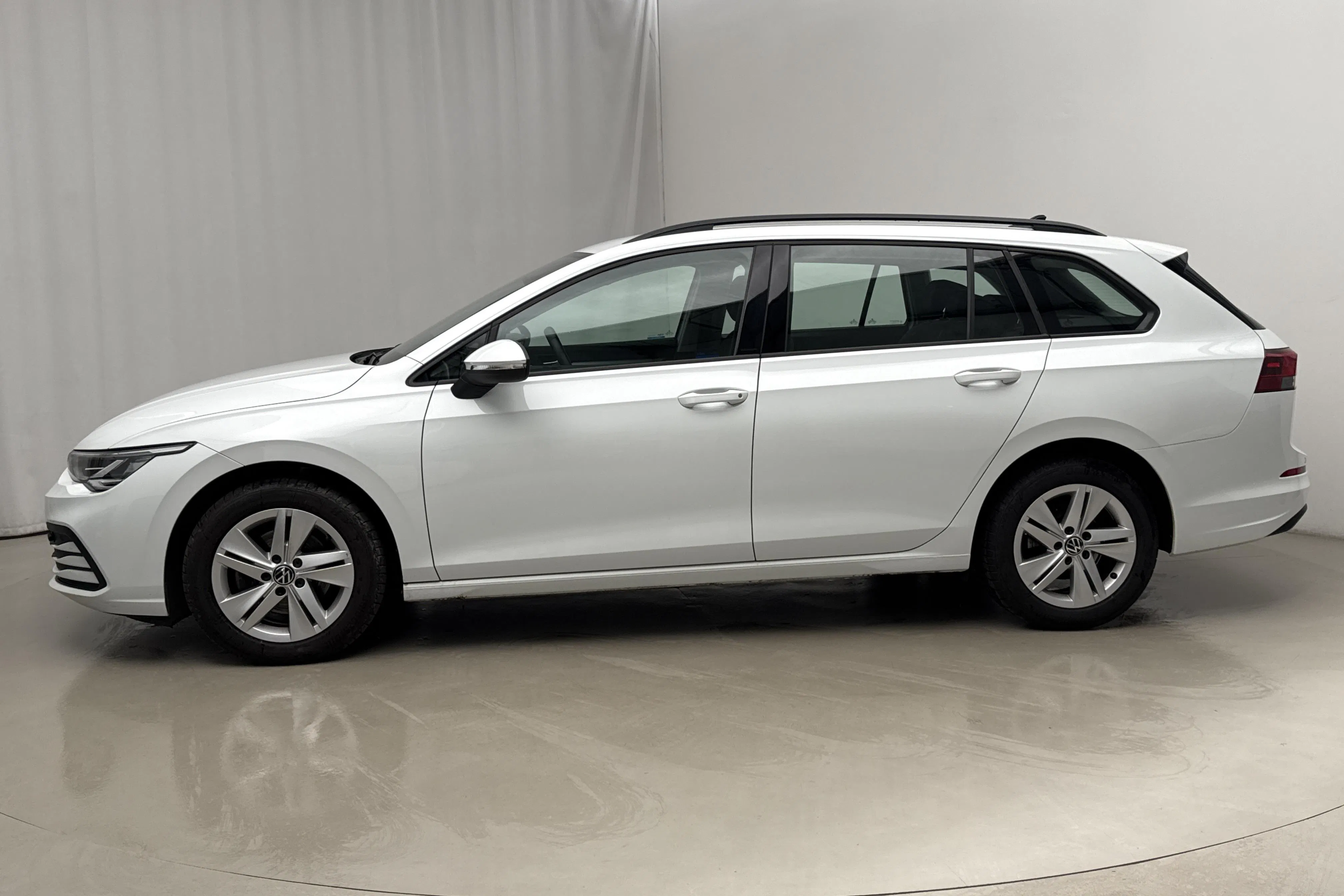 Presentationsfoto 2 av 17: VW Golf VIII 1.5 TGI Sportscombi (130hk) - 2 305 mil - Automat - vit - 2023