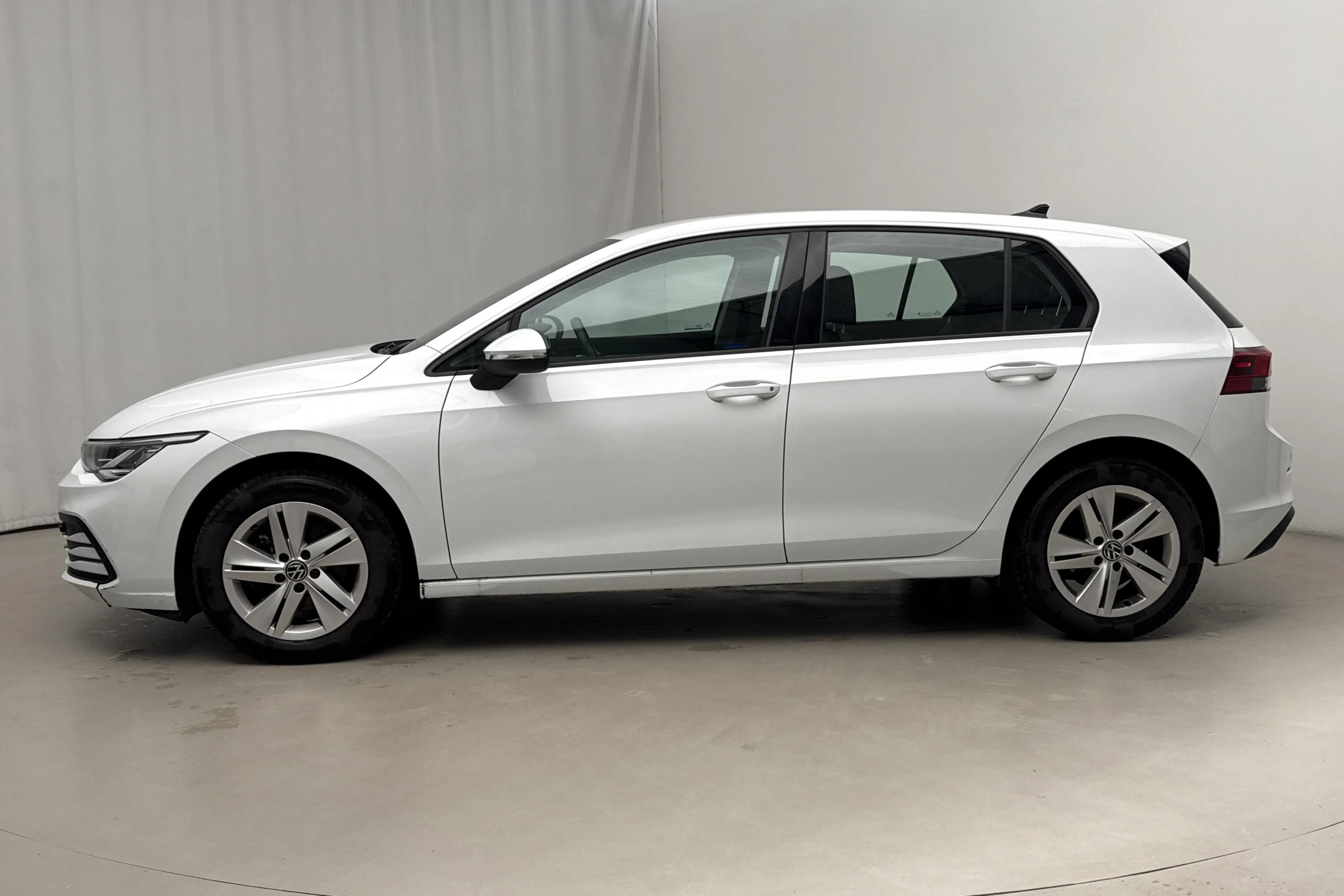 Presentationsfoto 2 av 18: VW Golf VIII TGI 5dr (130hk) - 2 574 mil - Automat - vit - 2022