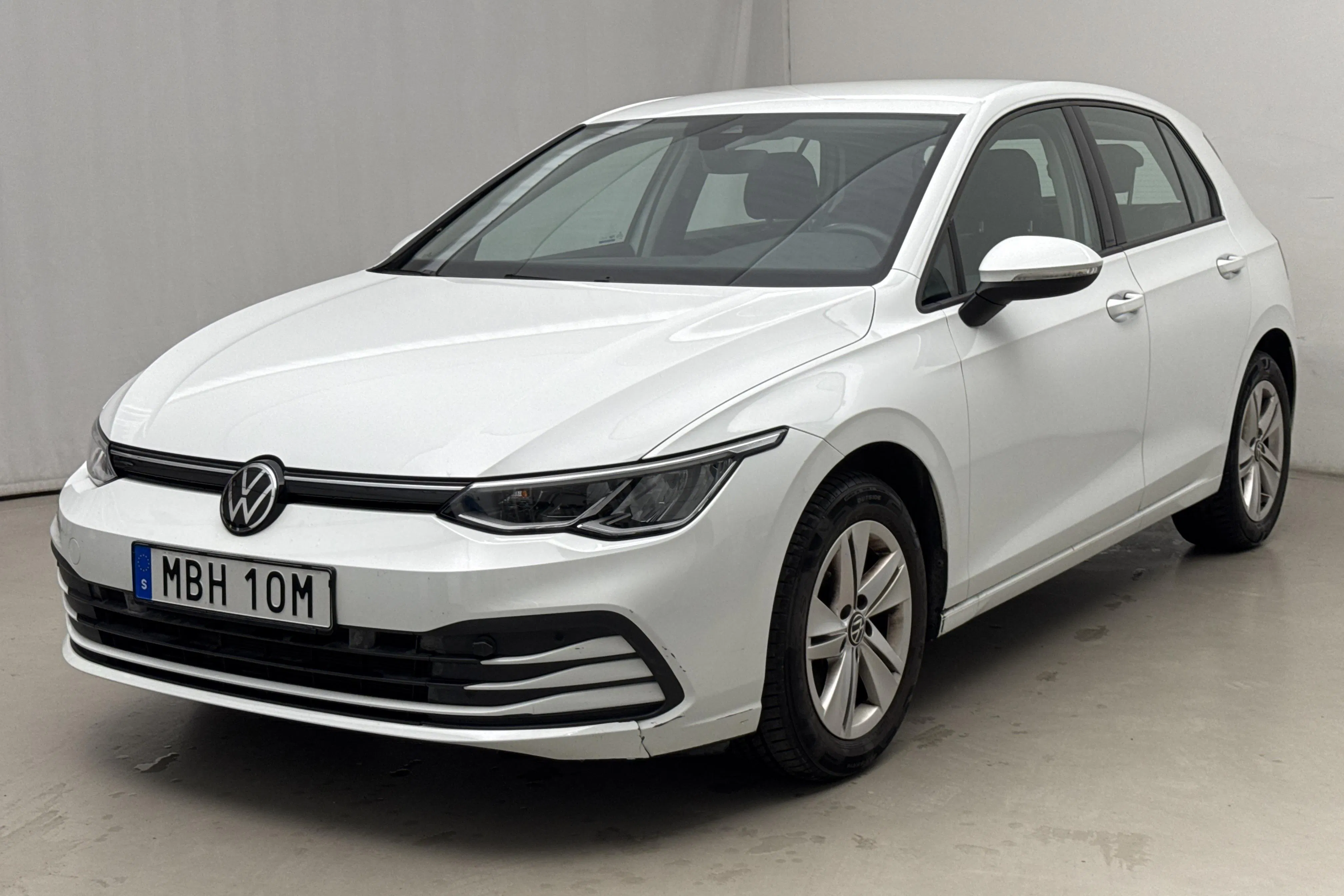 Presentationsfoto 1 av 18: VW Golf VIII TGI 5dr (130hk) - 2 574 mil - Automat - vit - 2022