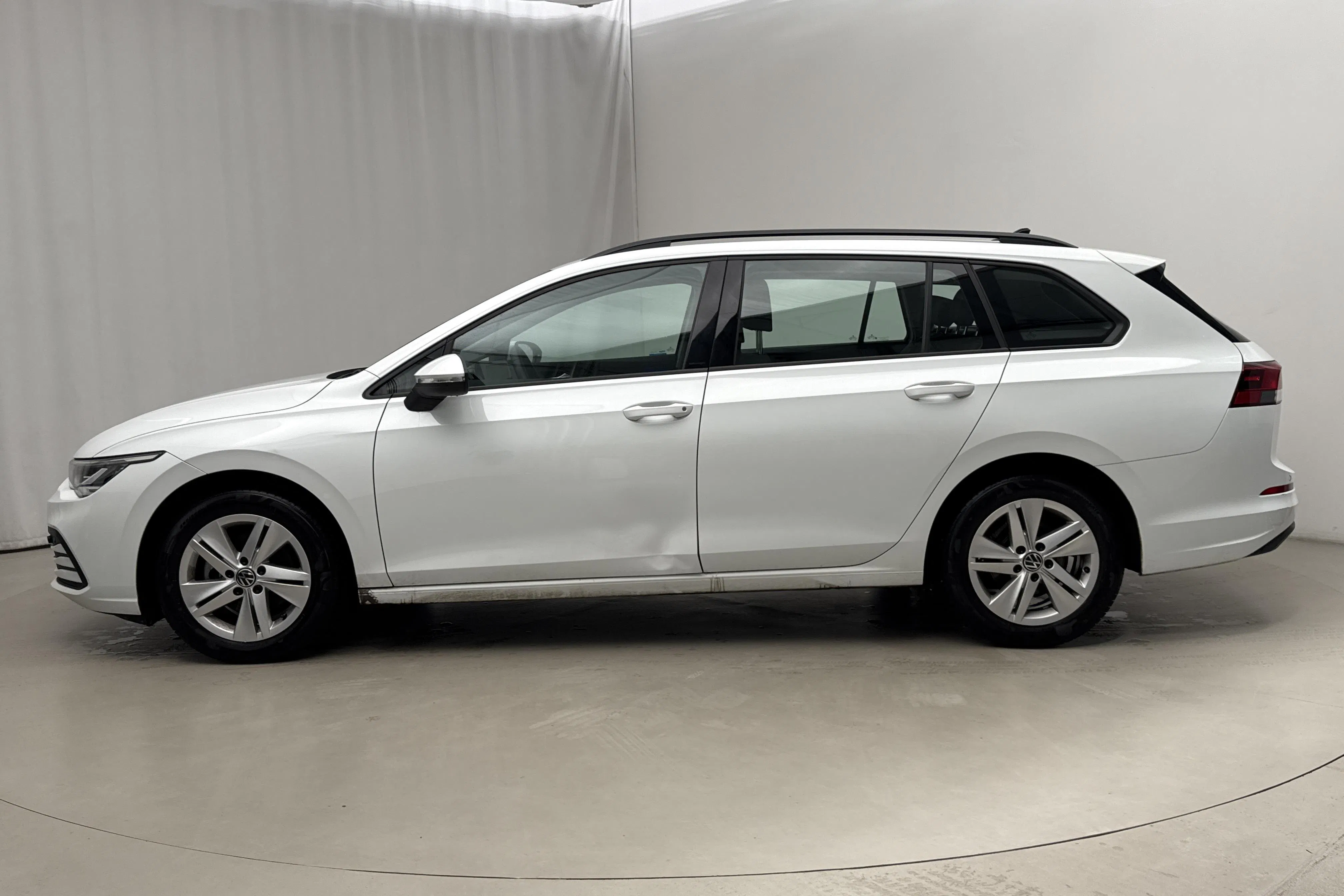 Presentation photo 2 of 16: VW Golf VIII 1.5 TGI Sportscombi (130hk) - 13 210 km - Automatic - white - 2022
