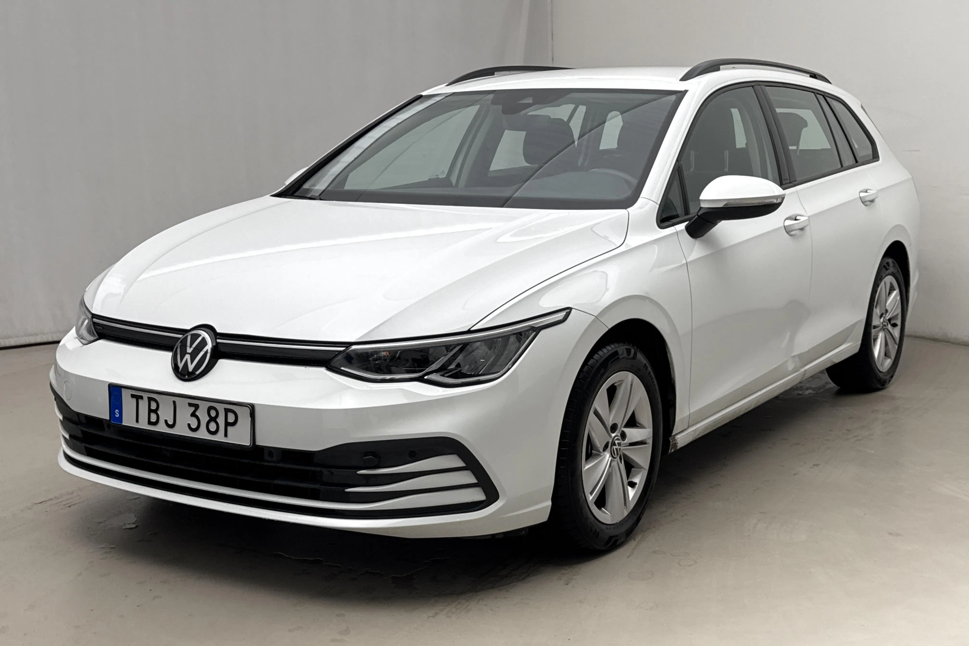 Presentation photo 1 of 16: VW Golf VIII 1.5 TGI Sportscombi (130hk) - 13 210 km - Automatic - white - 2022