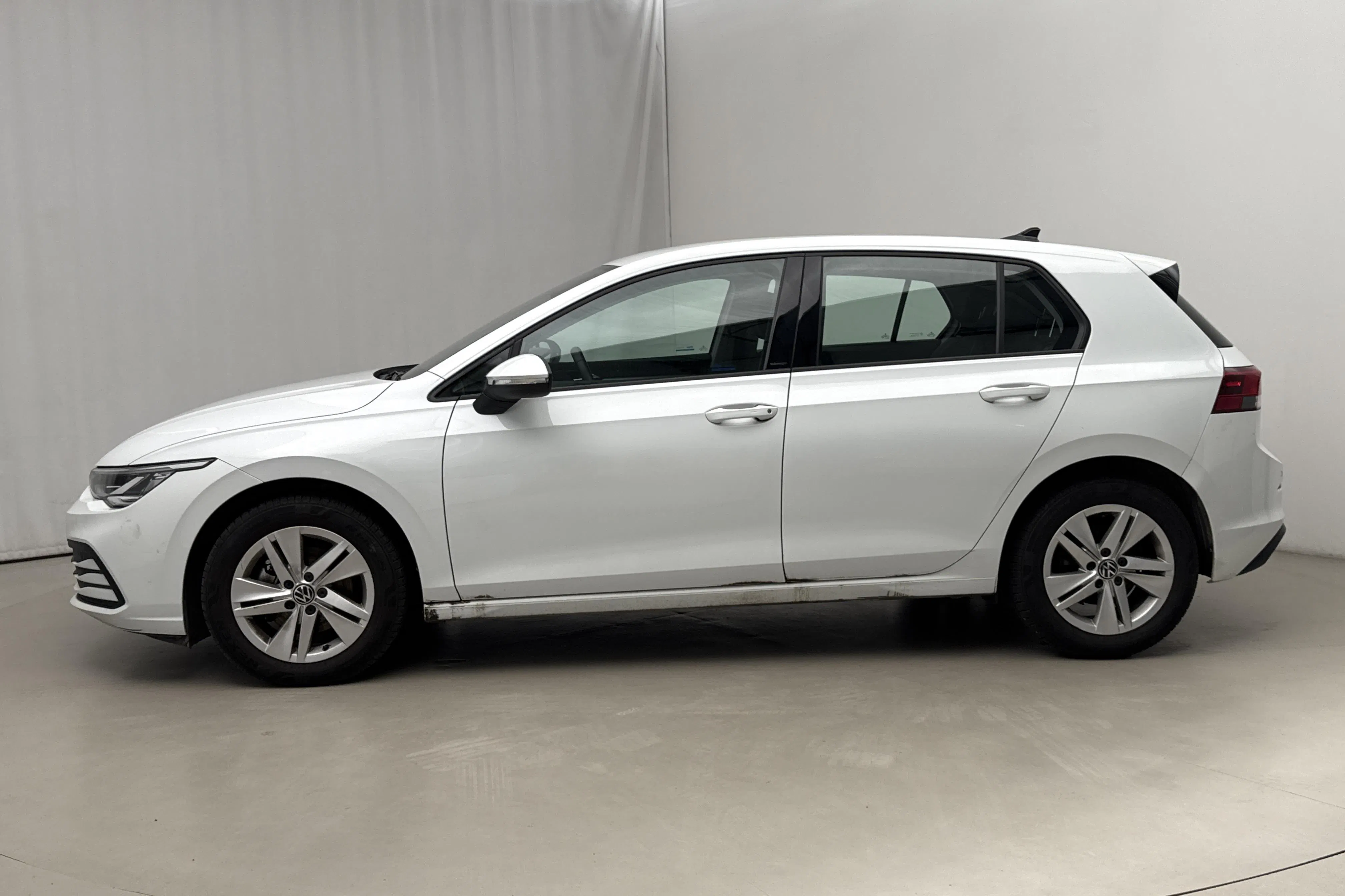 Presentationsfoto 2 av 18: VW Golf VIII TGI 5dr (130hk) - 2 343 mil - Automat - vit - 2022