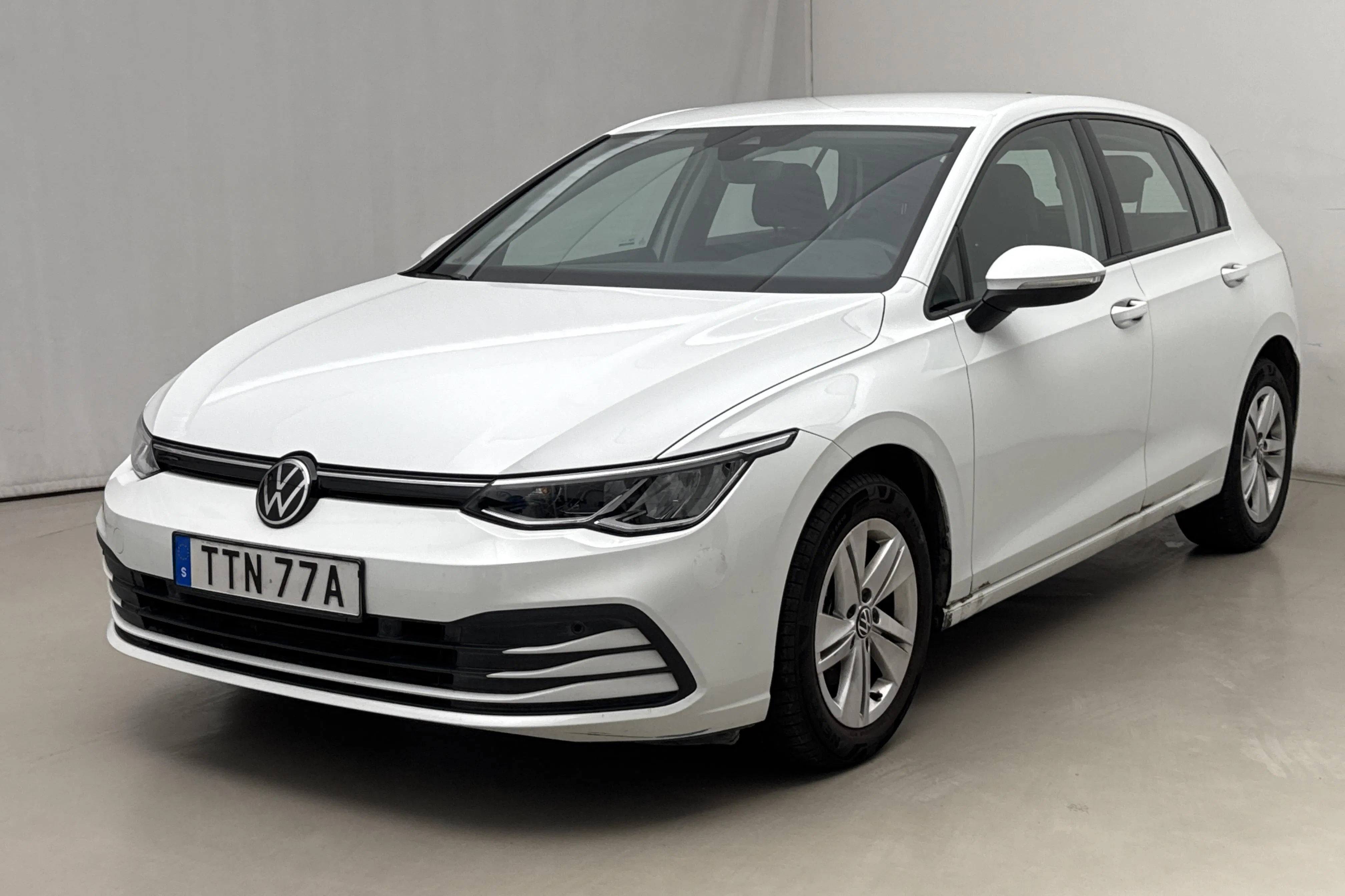 Presentationsfoto 1 av 18: VW Golf VIII TGI 5dr (130hk) - 2 343 mil - Automat - vit - 2022