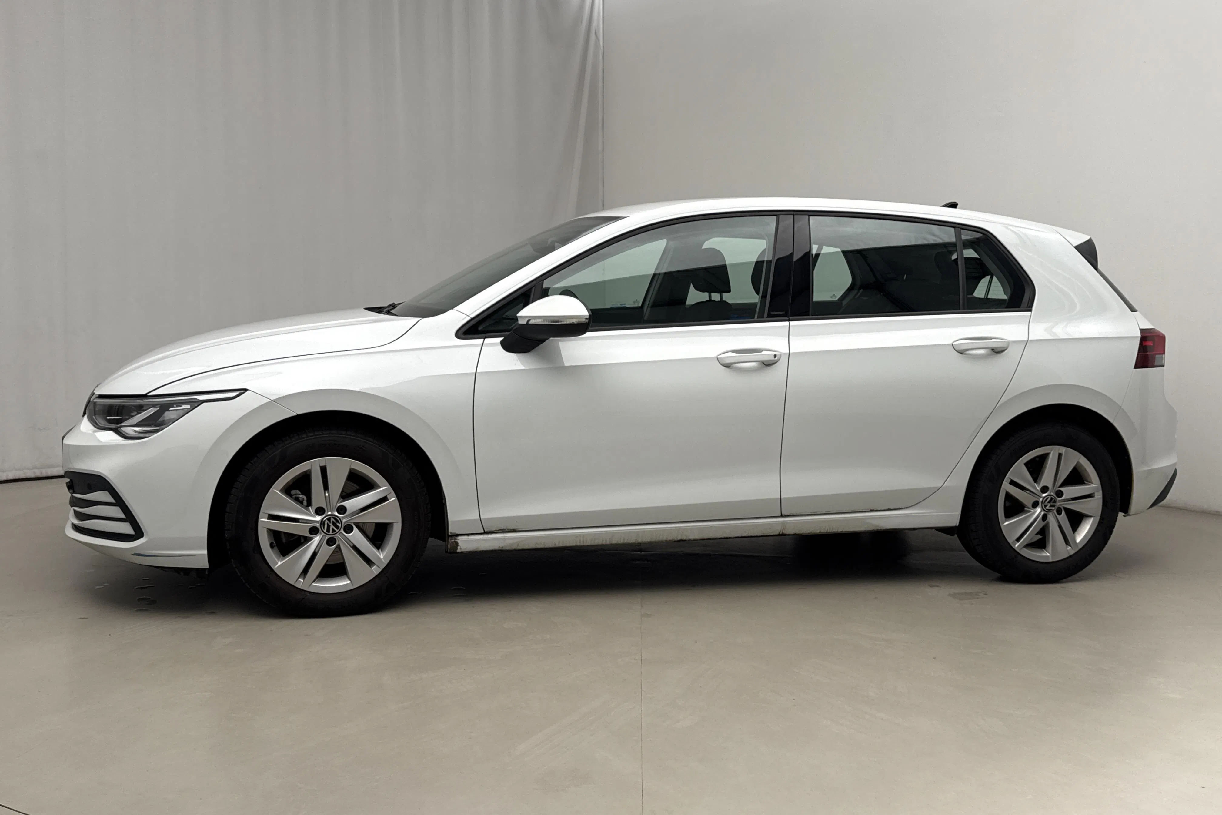 Presentationsfoto 2 av 18: VW Golf VIII TGI 5dr (130hk) - 2 856 mil - Automat - vit - 2022