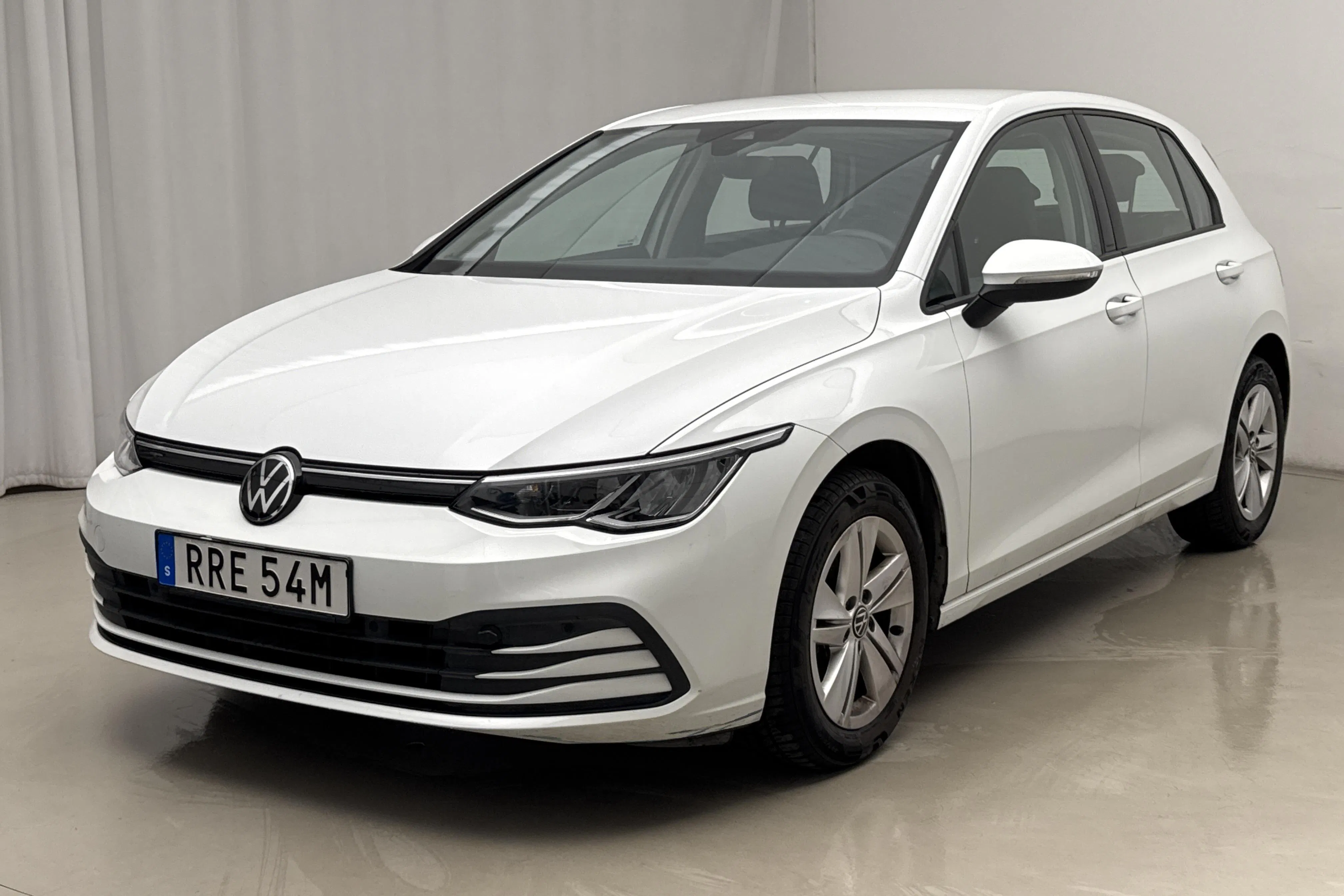 Presentationsfoto 1 av 18: VW Golf VIII TGI 5dr (130hk) - 2 135 mil - Automat - vit - 2022