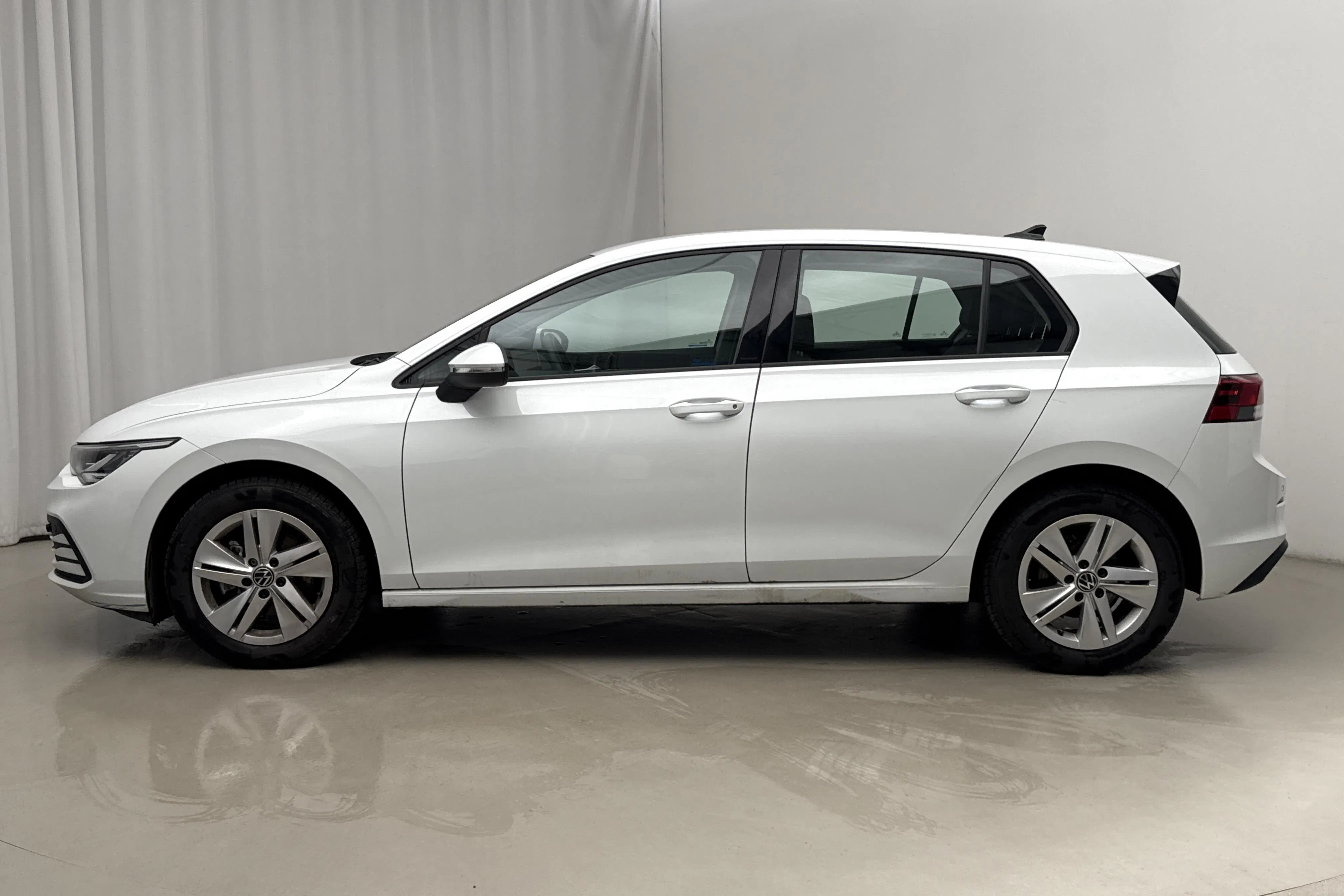 Presentationsfoto 2 av 18: VW Golf VIII TGI 5dr (130hk) - 2 135 mil - Automat - vit - 2022