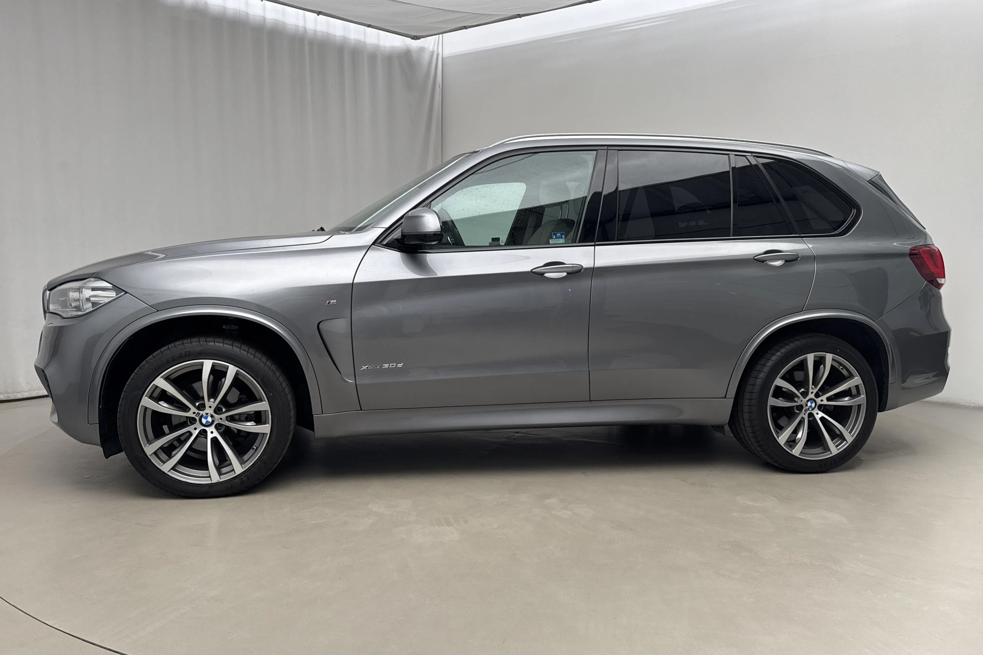 Presentationsfoto 2 av 17: BMW X5 xDrive30d, F15 (258hk) - 16 362 mil - Automat - grå - 2015