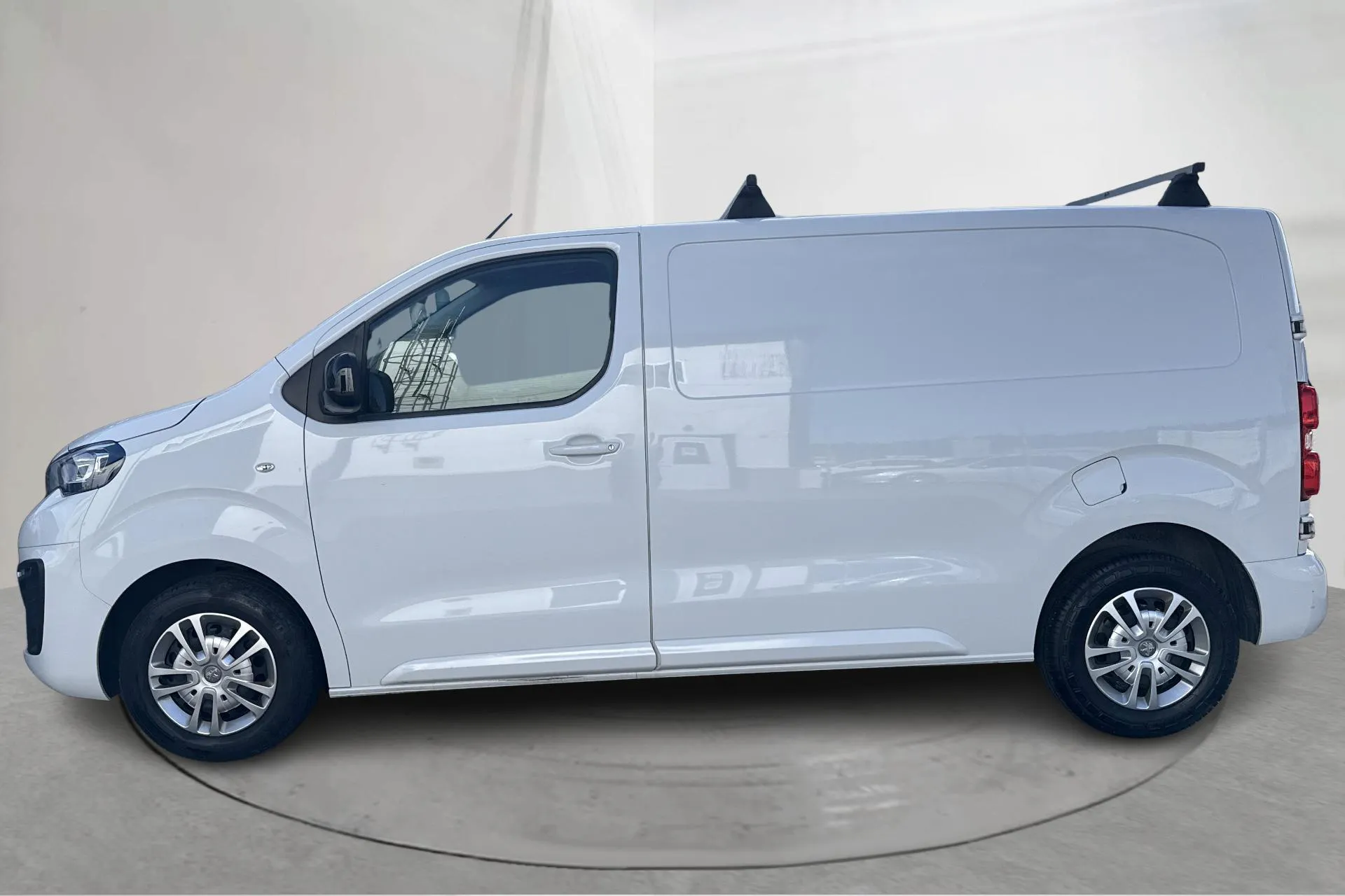 Presentationsfoto 2 av 14: Peugeot Expert BlueHDi Skåp (145hk) - 11 036 mil - Manuell - vit - 2022