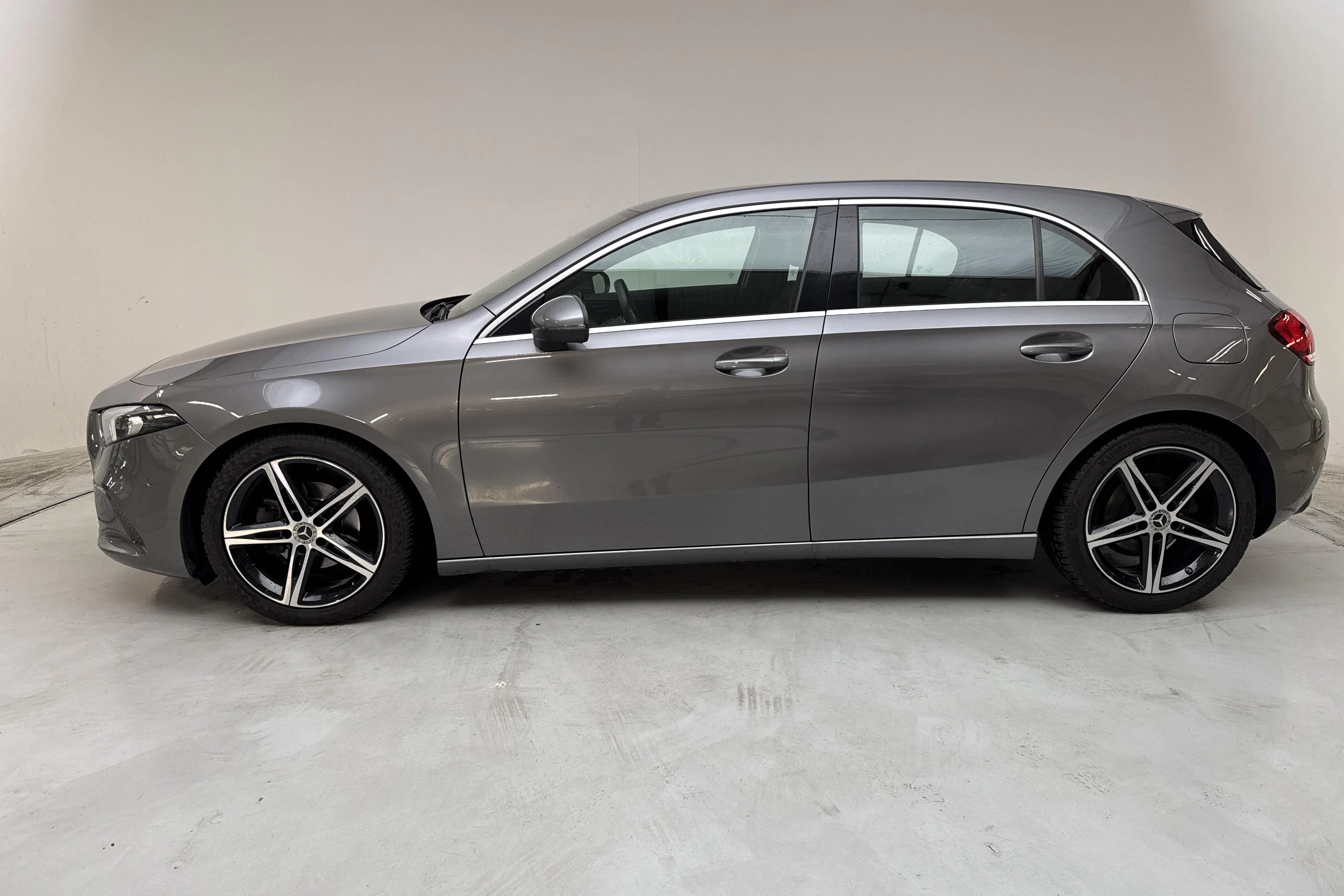 Presentation photo 2 of 14: Mercedes A 180 5dr W177 (136hk) - 83 940 km - Automatic - dark grey - 2019