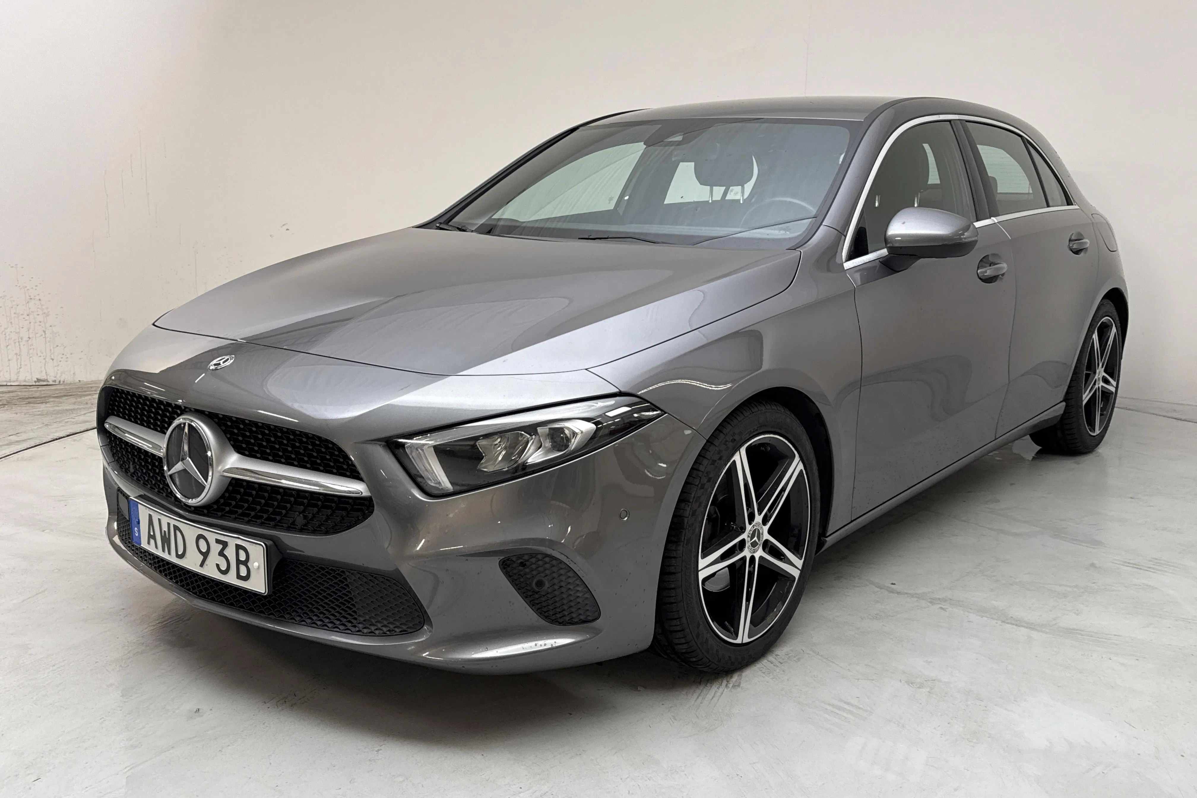 Presentation photo 1 of 14: Mercedes A 180 5dr W177 (136hk) - 83 940 km - Automatic - dark grey - 2019