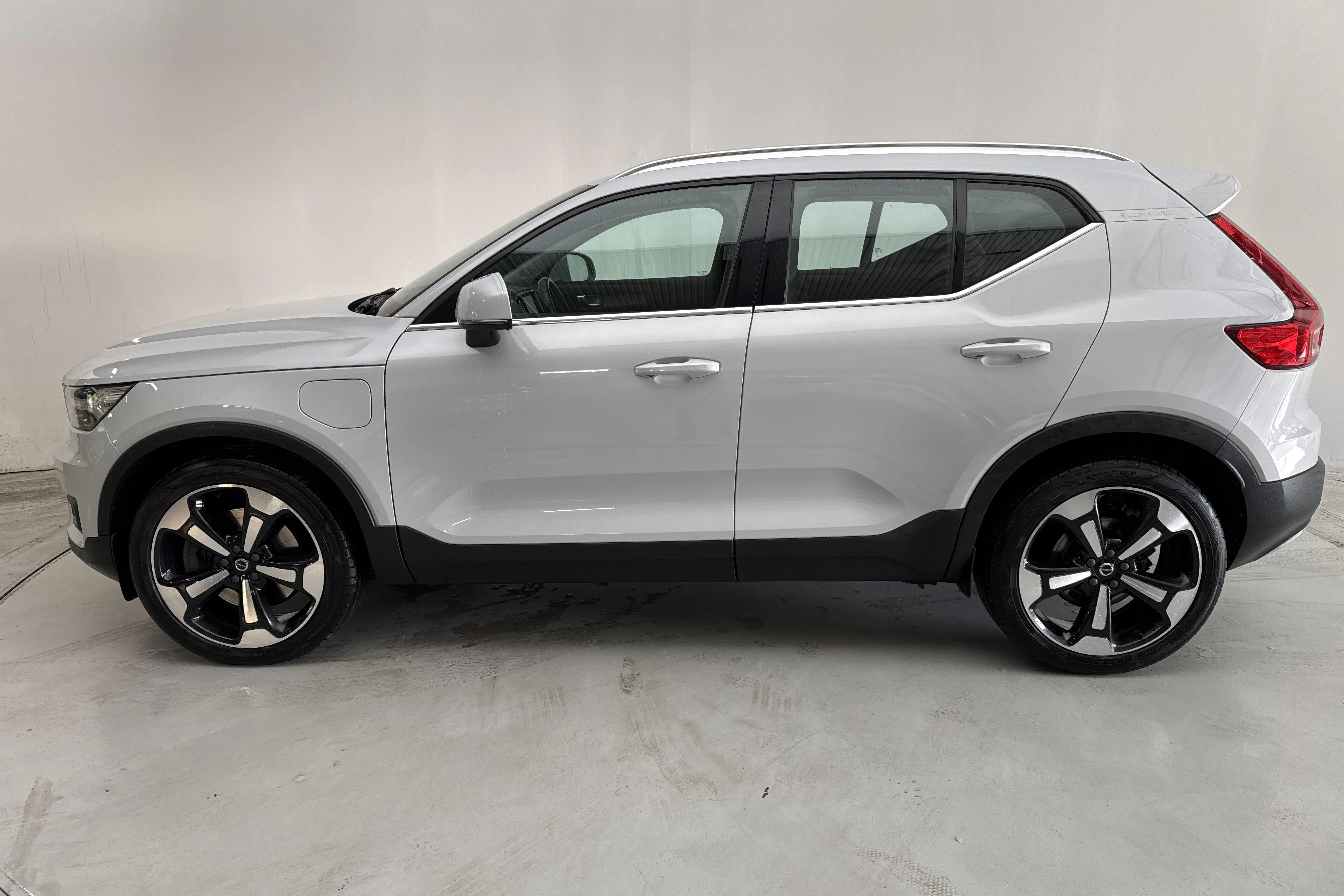 Presentationsfoto 2 av 18: Volvo XC40 T5 2WD Twin Engine (262hk) - 12 824 mil - Automat - silver - 2021