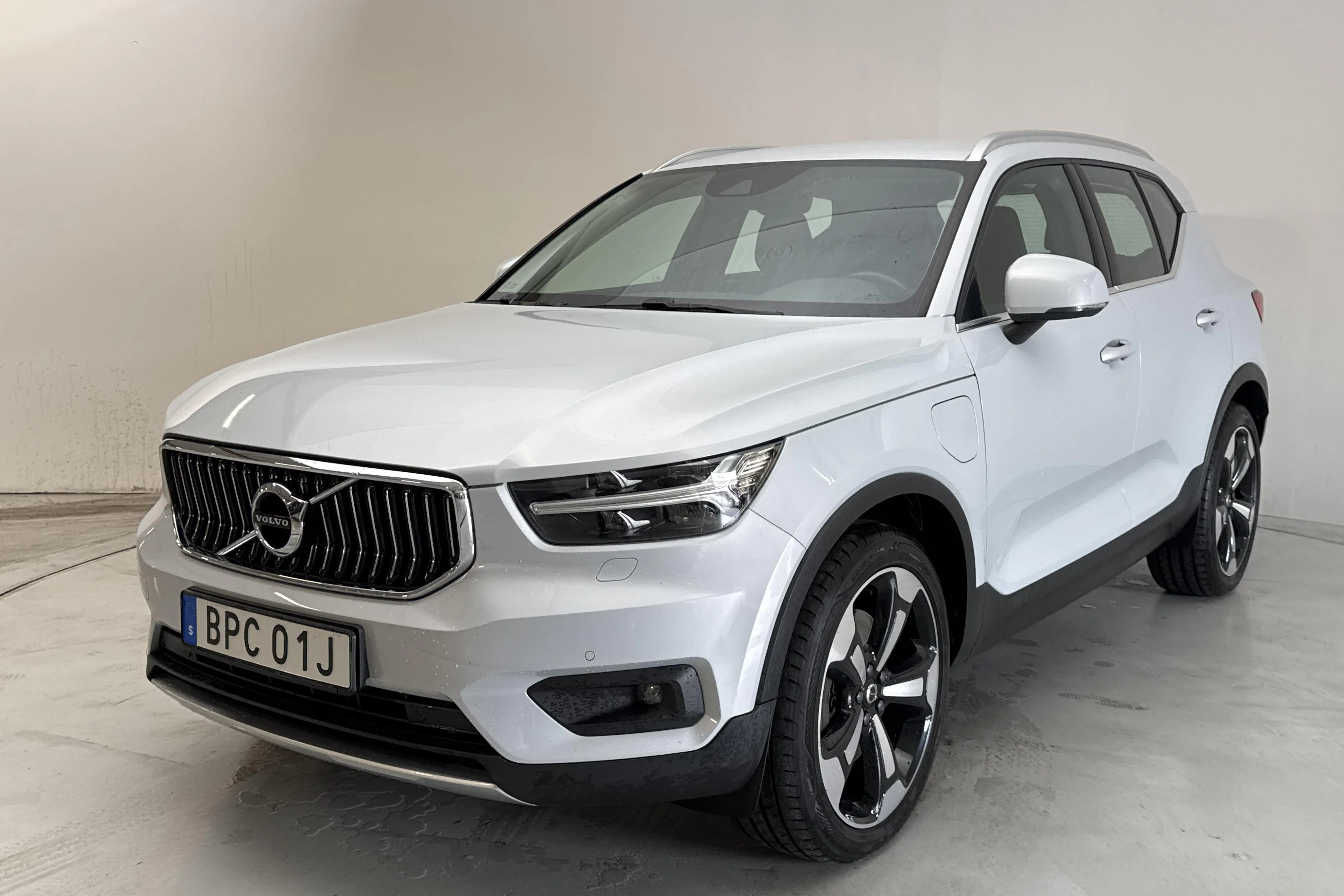Presentationsfoto 1 av 18: Volvo XC40 T5 2WD Twin Engine (262hk) - 12 824 mil - Automat - silver - 2021