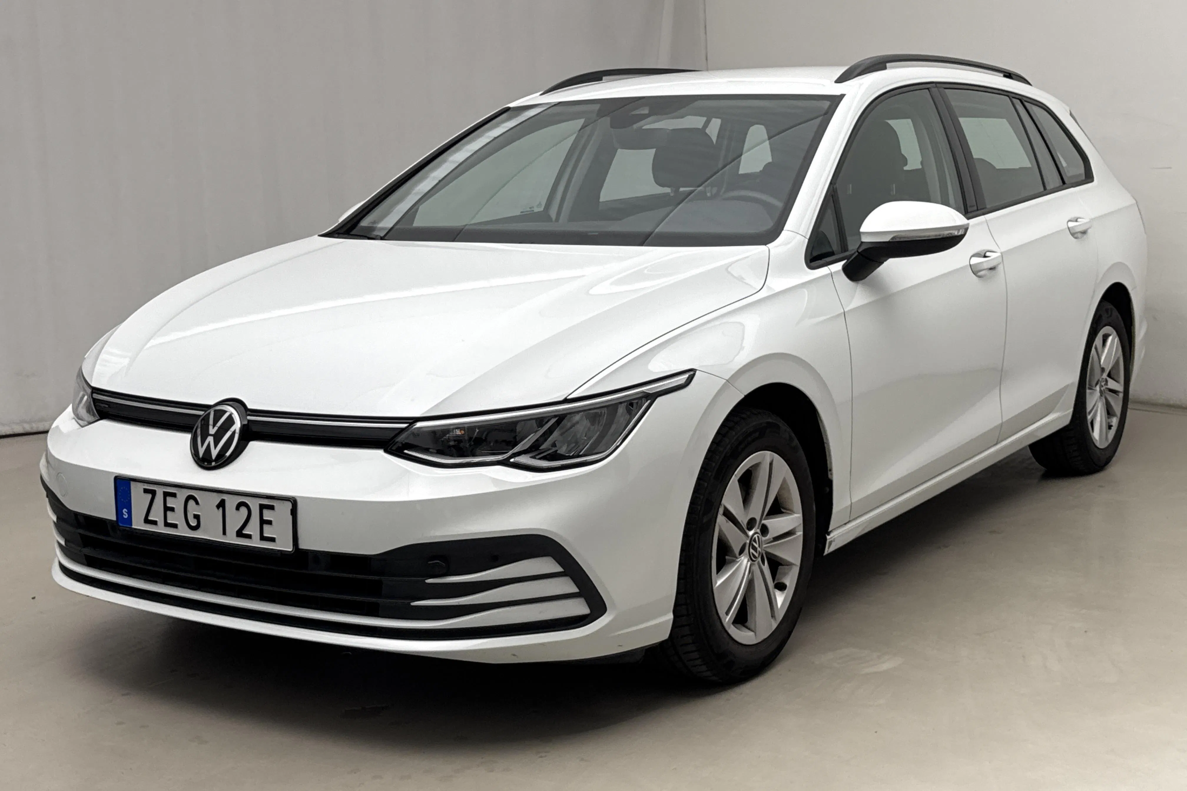 Presentationsfoto 1 av 16: VW Golf VIII 1.5 TGI Sportscombi (130hk) - 3 335 mil - Automat - vit - 2022