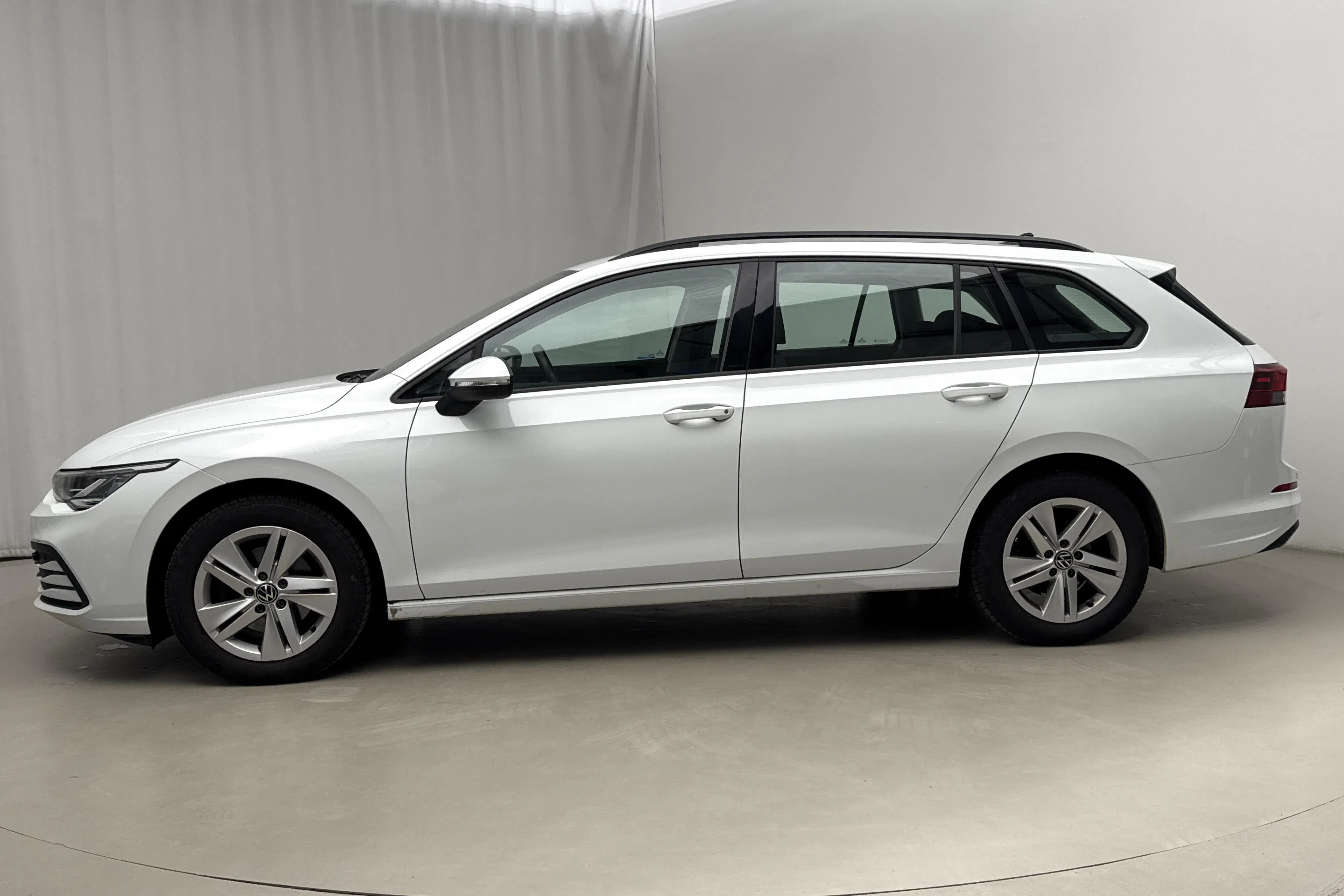Presentationsfoto 2 av 16: VW Golf VIII 1.5 TGI Sportscombi (130hk) - 3 335 mil - Automat - vit - 2022