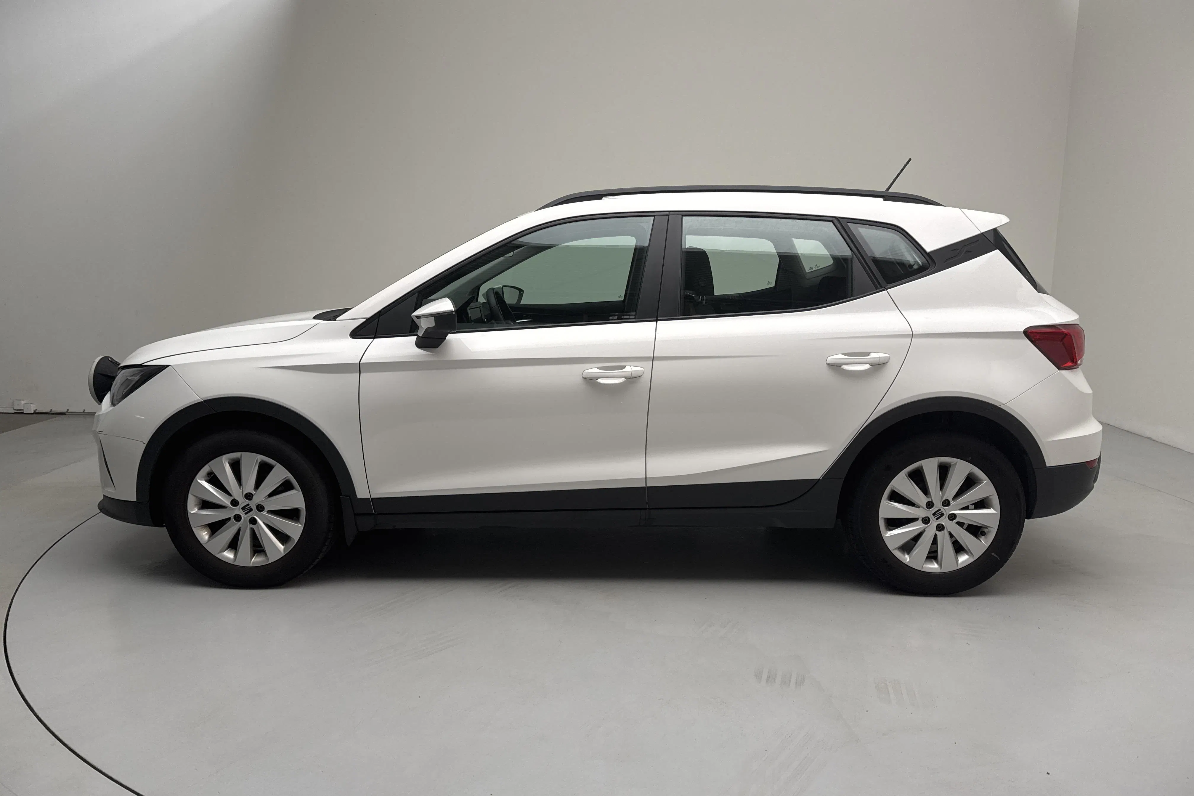 Presentationsfoto 2 av 12: Seat Arona 1.0 TGI 5dr (90hk) - 8 010 mil - Manuell - vit - 2023