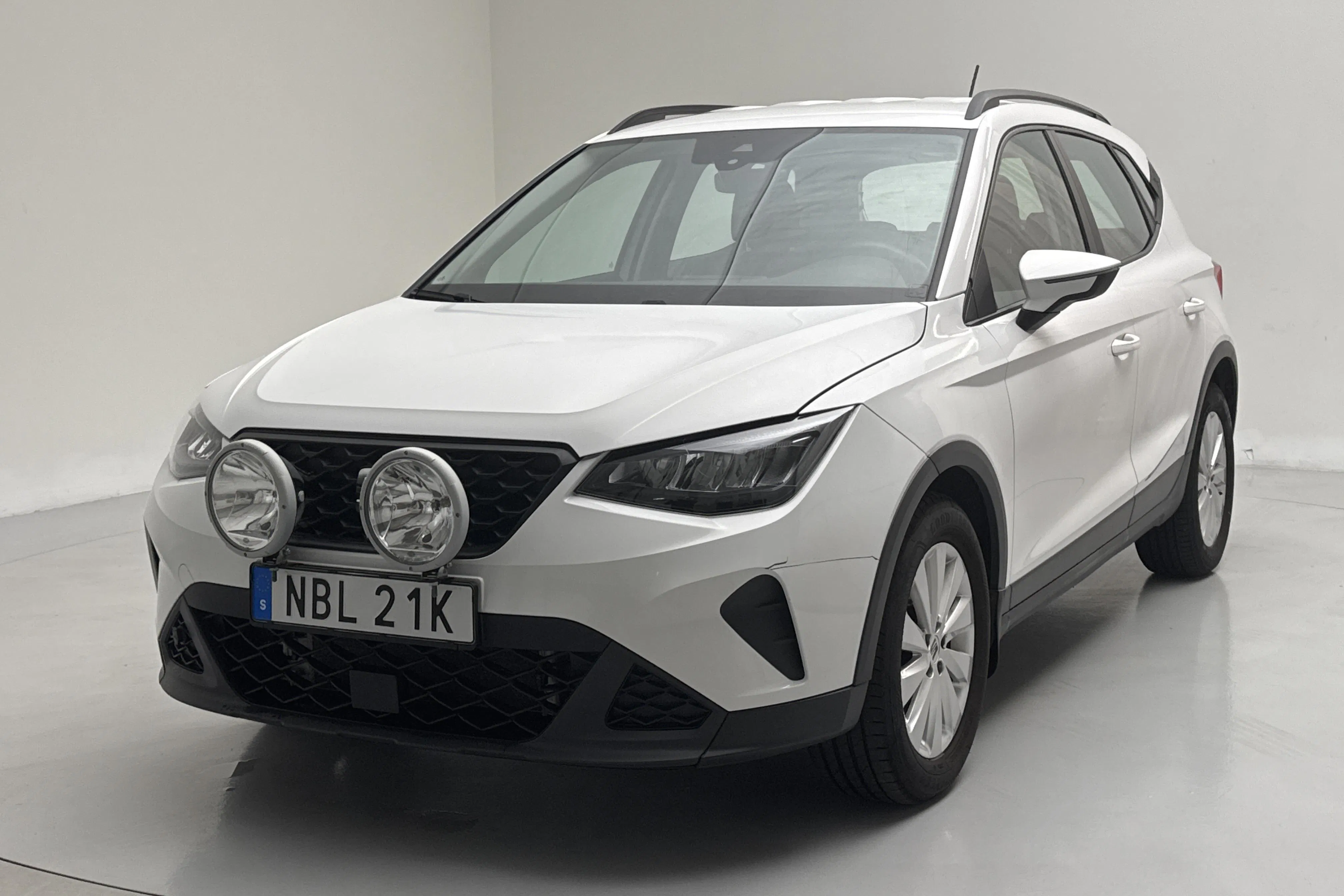 Presentationsfoto 1 av 12: Seat Arona 1.0 TGI 5dr (90hk) - 8 010 mil - Manuell - vit - 2023