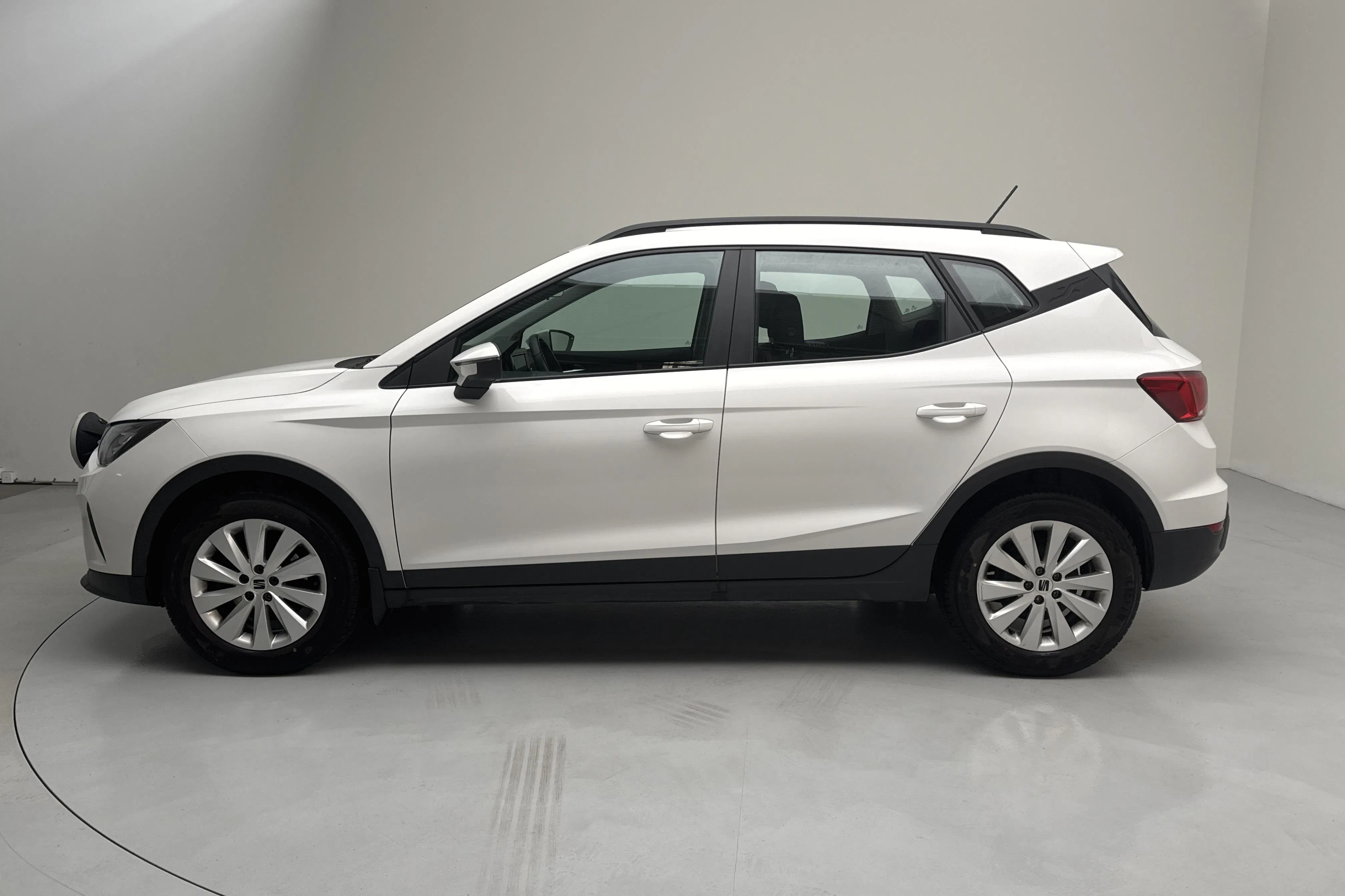 Presentationsfoto 2 av 12: Seat Arona 1.0 TGI 5dr (90hk) - 10 704 mil - Manuell - vit - 2023