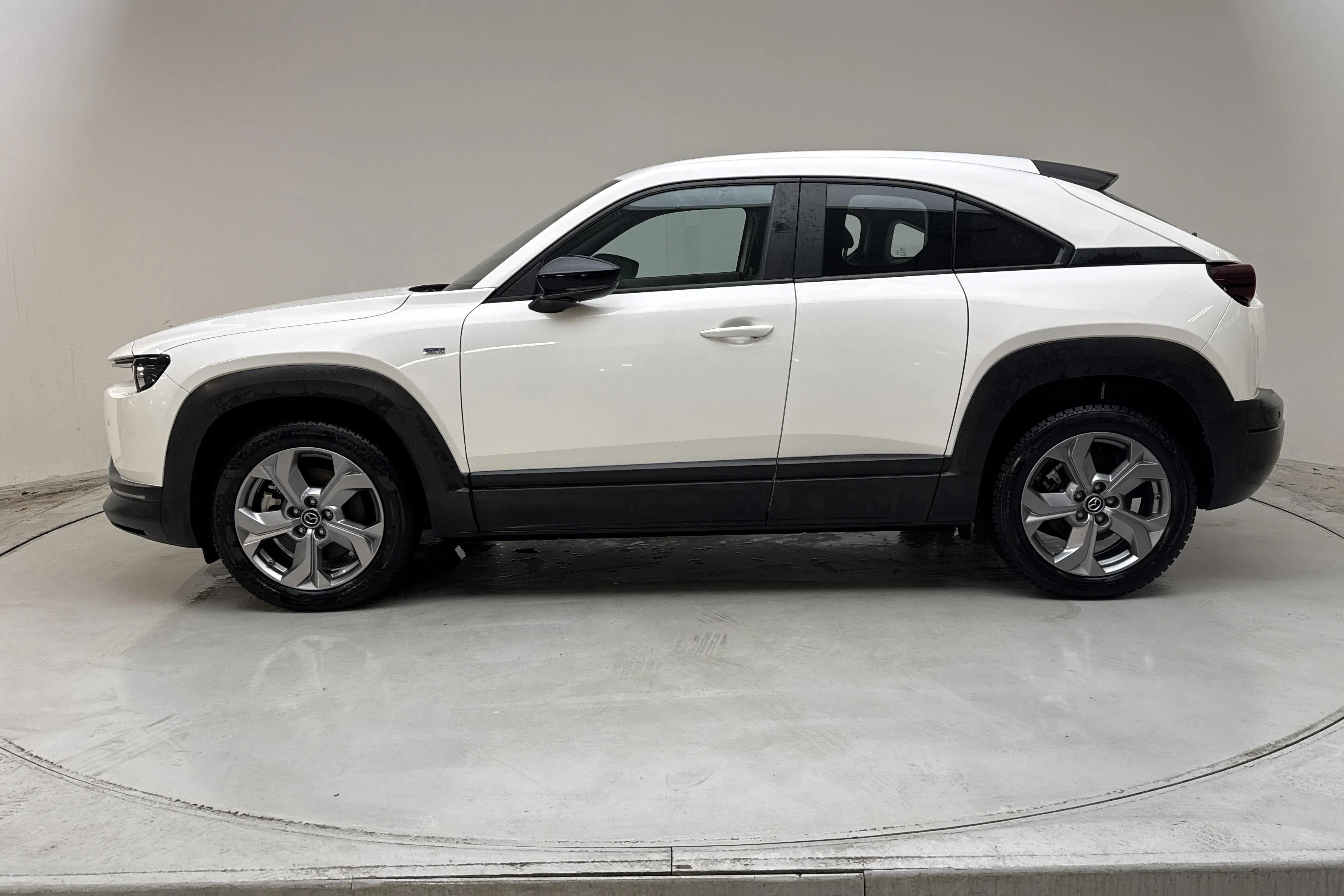 Presentationsfoto 2 av 14: Mazda MX-30 e-Skyactiv (145hk) - 3 983 mil - Automat - vit - 2023