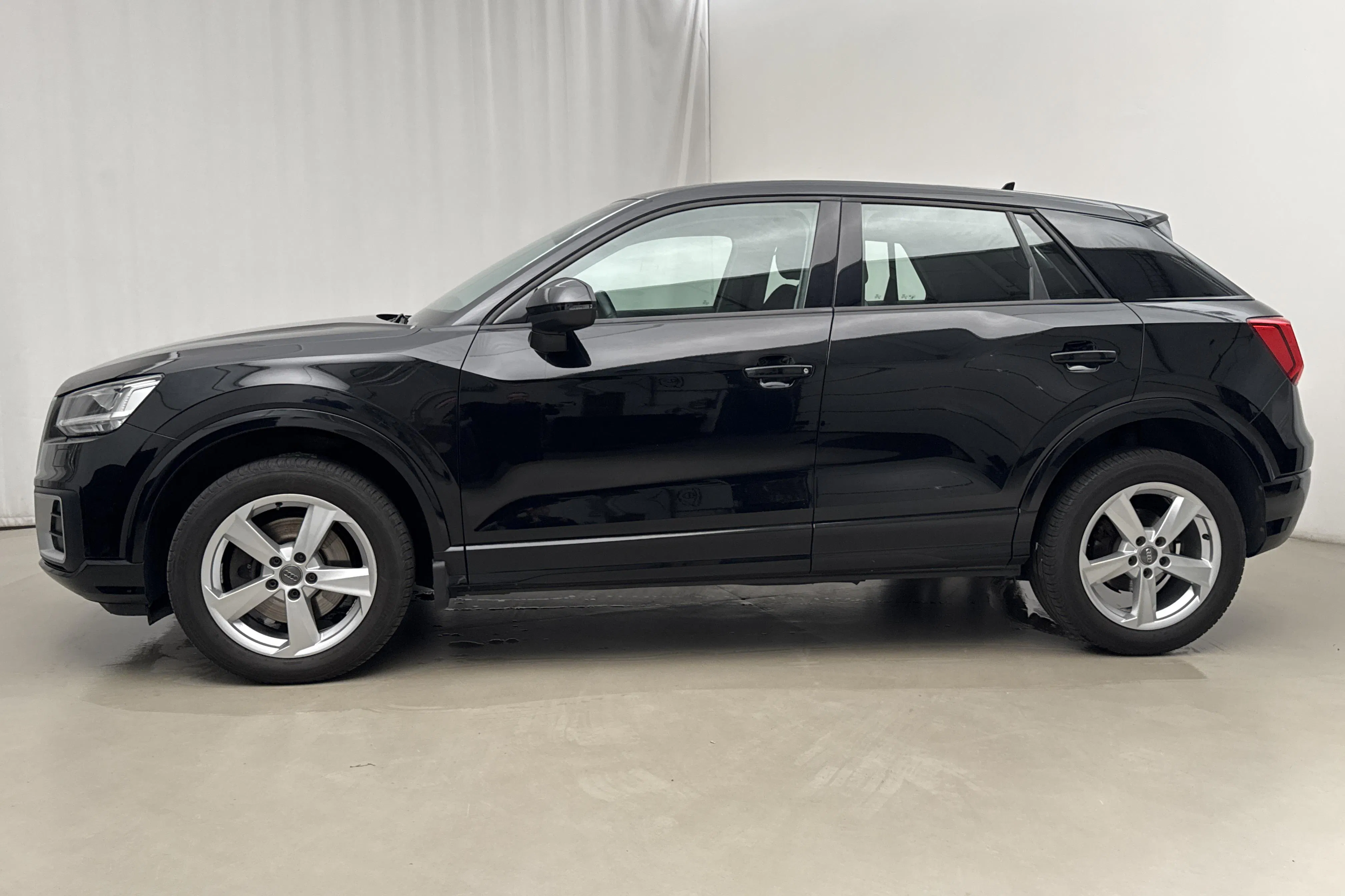Presentation photo 2 of 18: Audi Q2 30 TFSI (116hk) - 101 940 km - Manual - black - 2019