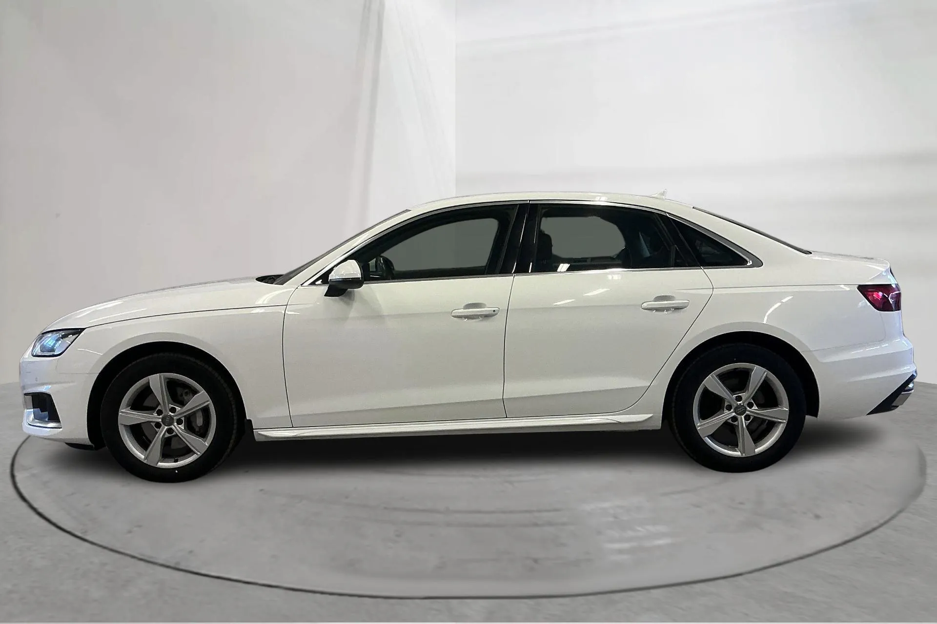 Presentationsfoto 2 av 16: Audi A4 40 TDI quattro (190hk) - 11 621 mil - Automat - vit - 2020