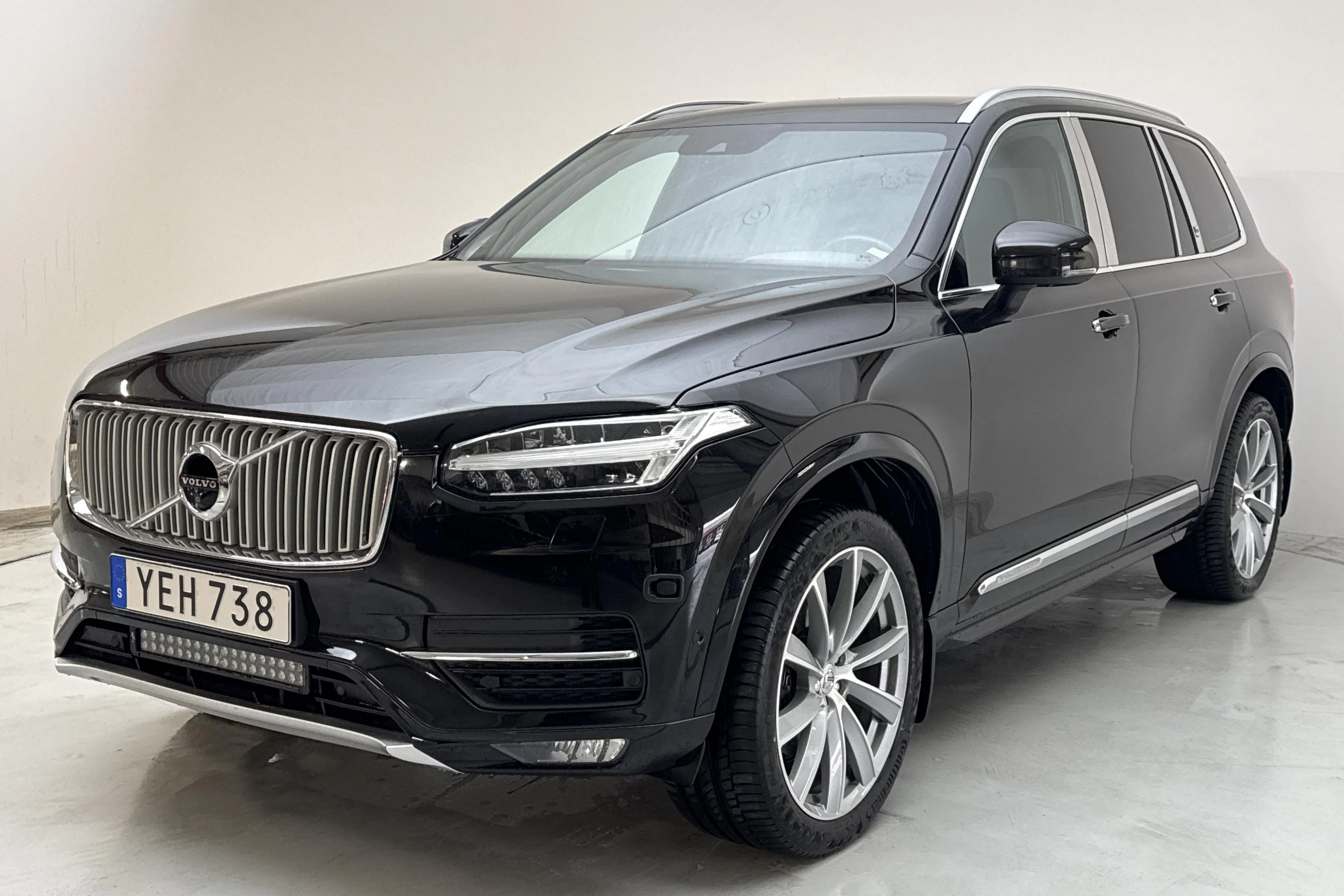 Presentationsfoto 1 av 16: Volvo XC90 D5 AWD (235hk) - 15 895 mil - Automat - svart - 2017