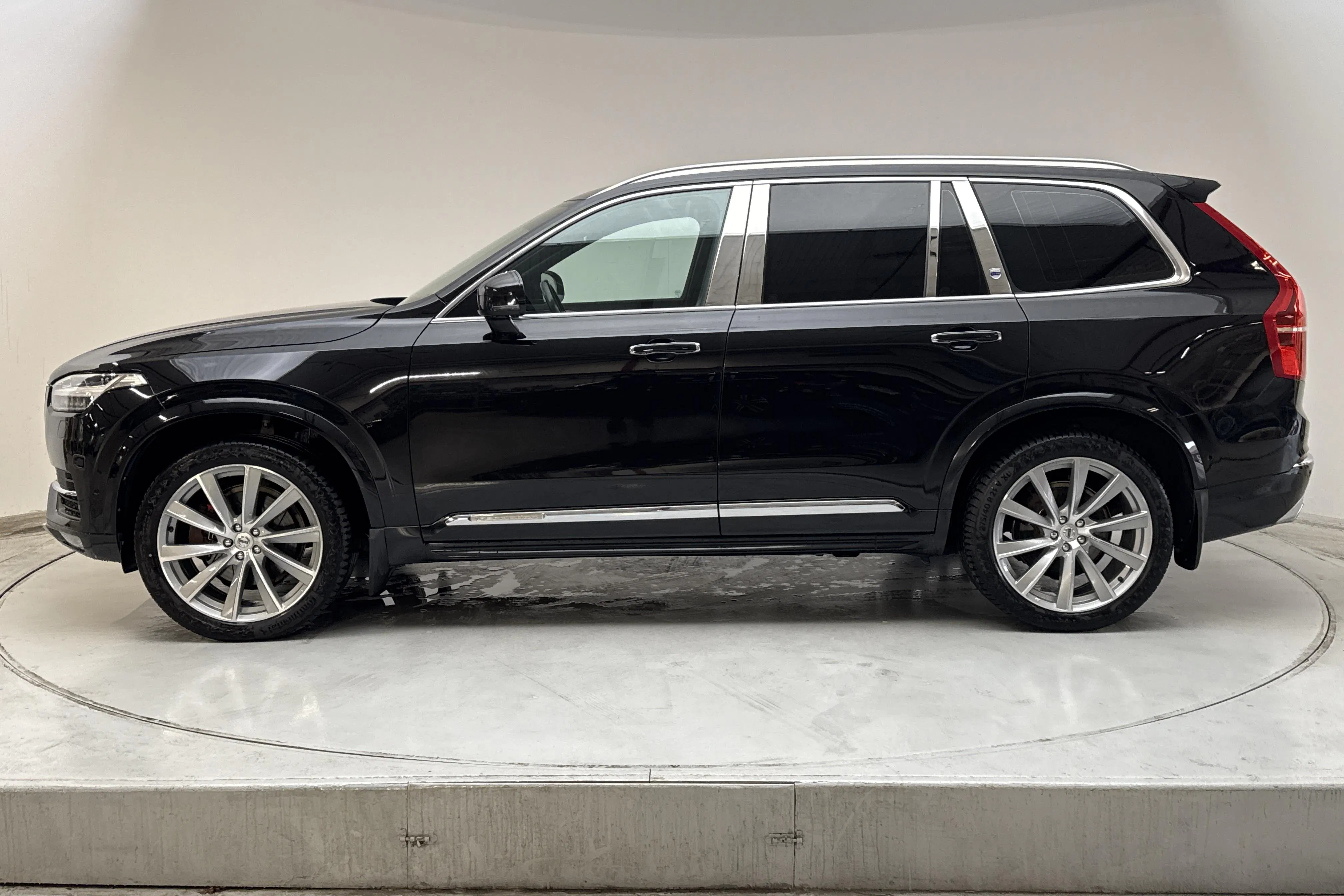 Presentationsfoto 2 av 16: Volvo XC90 D5 AWD (235hk) - 15 895 mil - Automat - svart - 2017
