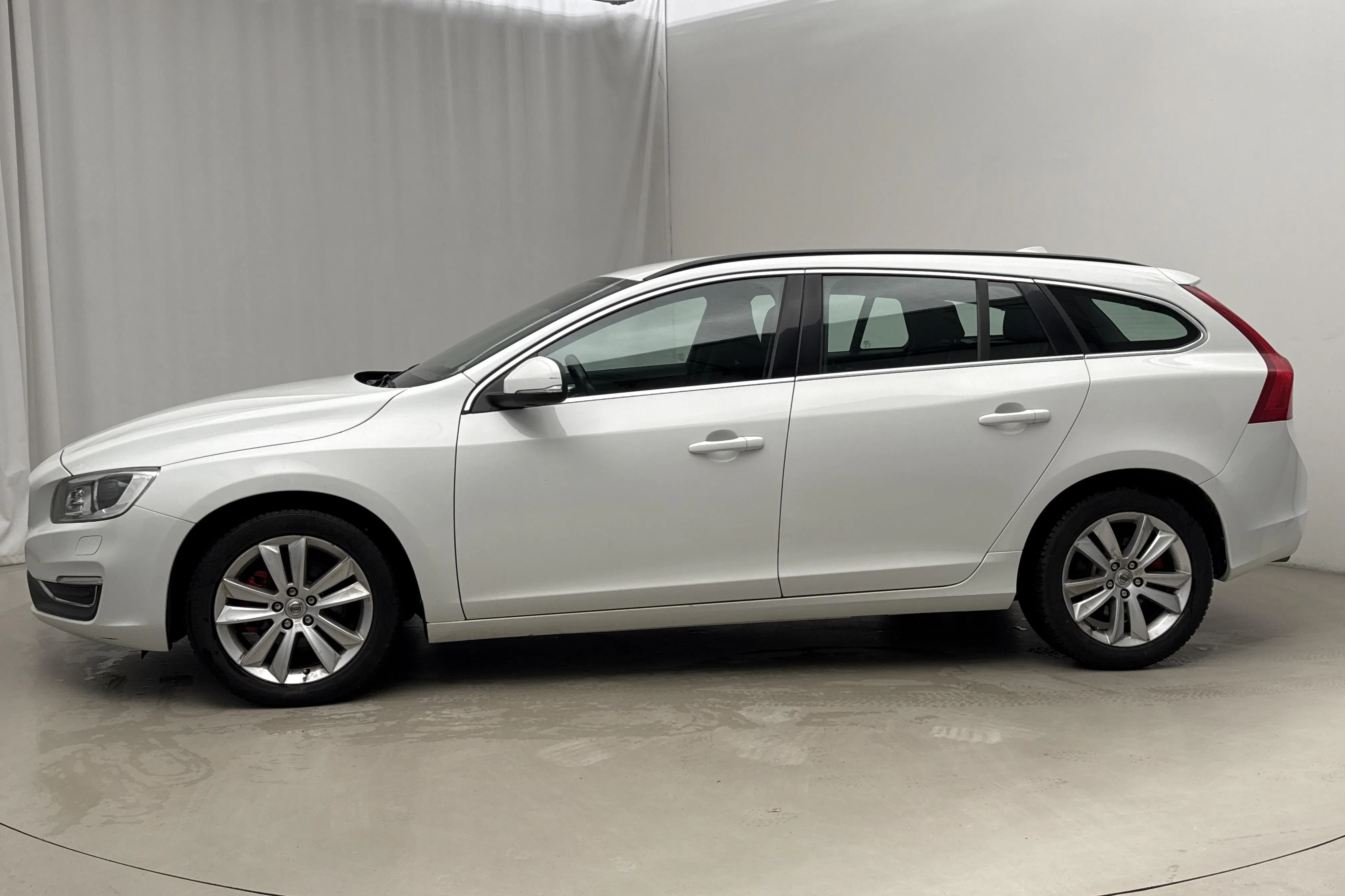 Presentation photo 2 of 16: Volvo V60 D2 (115hk) - 181 310 km - Automatic - white - 2014