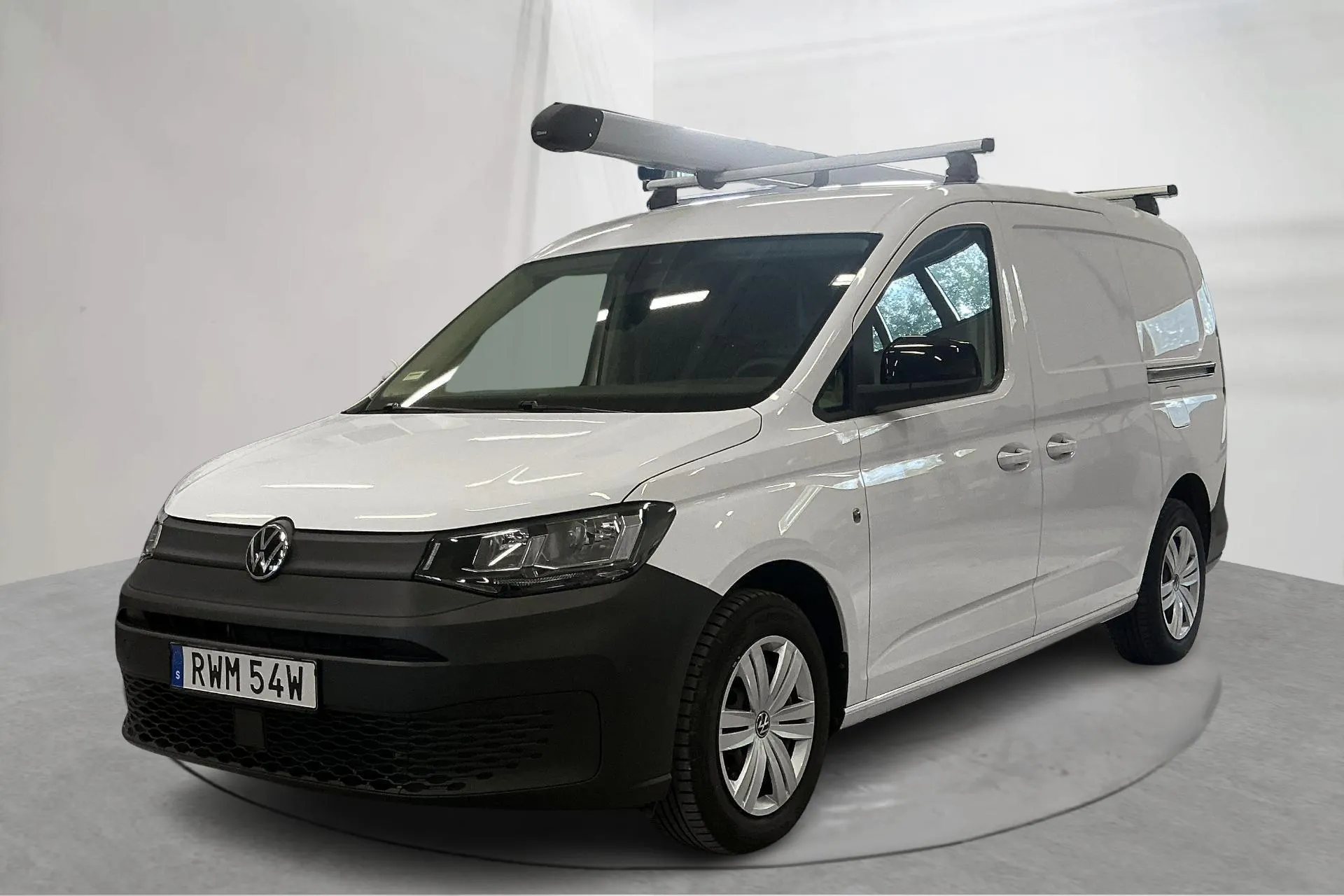 Presentationsfoto 1 av 18: VW Caddy Cargo Maxi 2.0 TDI Skåp (122hk) - 3 434 mil - Manuell - vit - 2023
