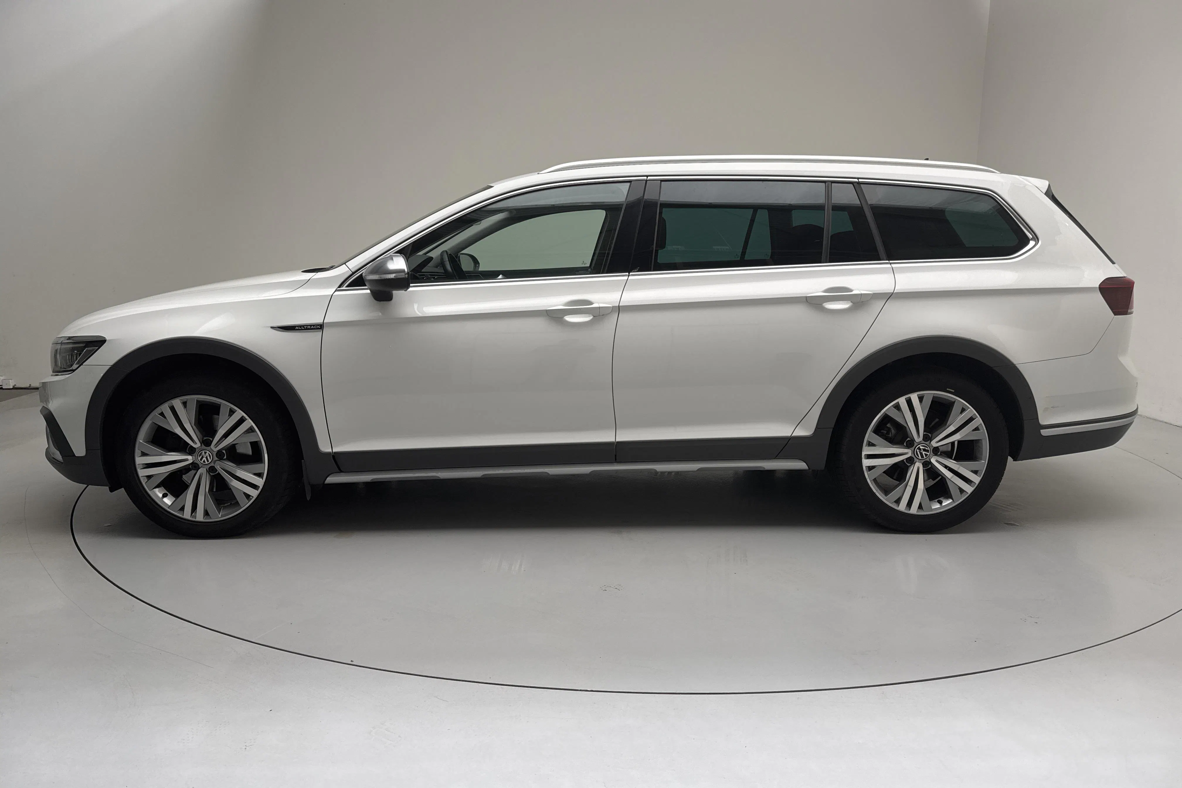 Presentation photo 2 of 16: VW Passat Alltrack 2.0 TDI Sportscombi 4Motion (200hk) - 168 220 km - Automatic - white - 2021