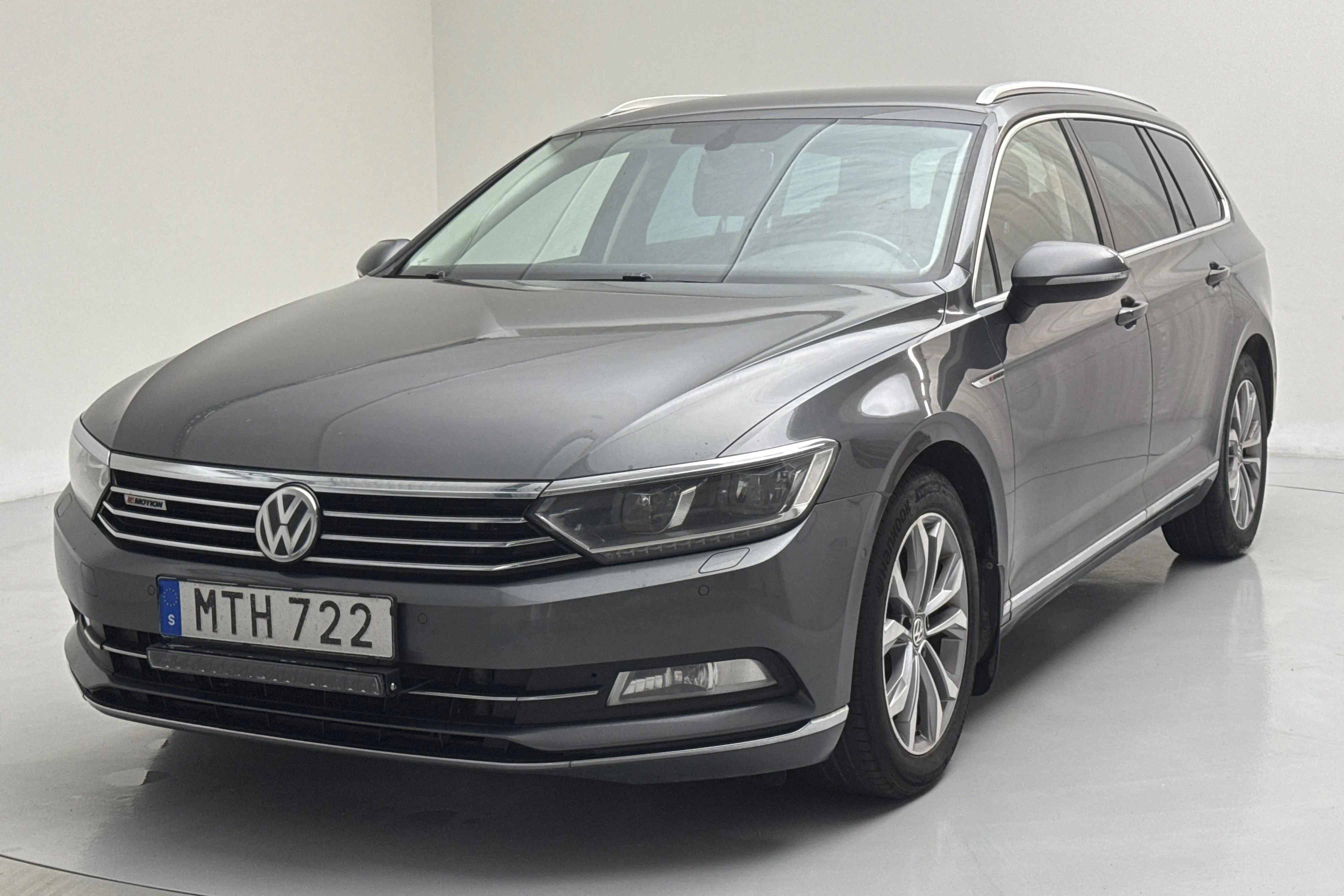 Presentation photo 1 of 14: VW Passat 2.0 TDI Sportscombi 4MOTION (190hk) - 293 750 km - Automatic - dark grey - 2016