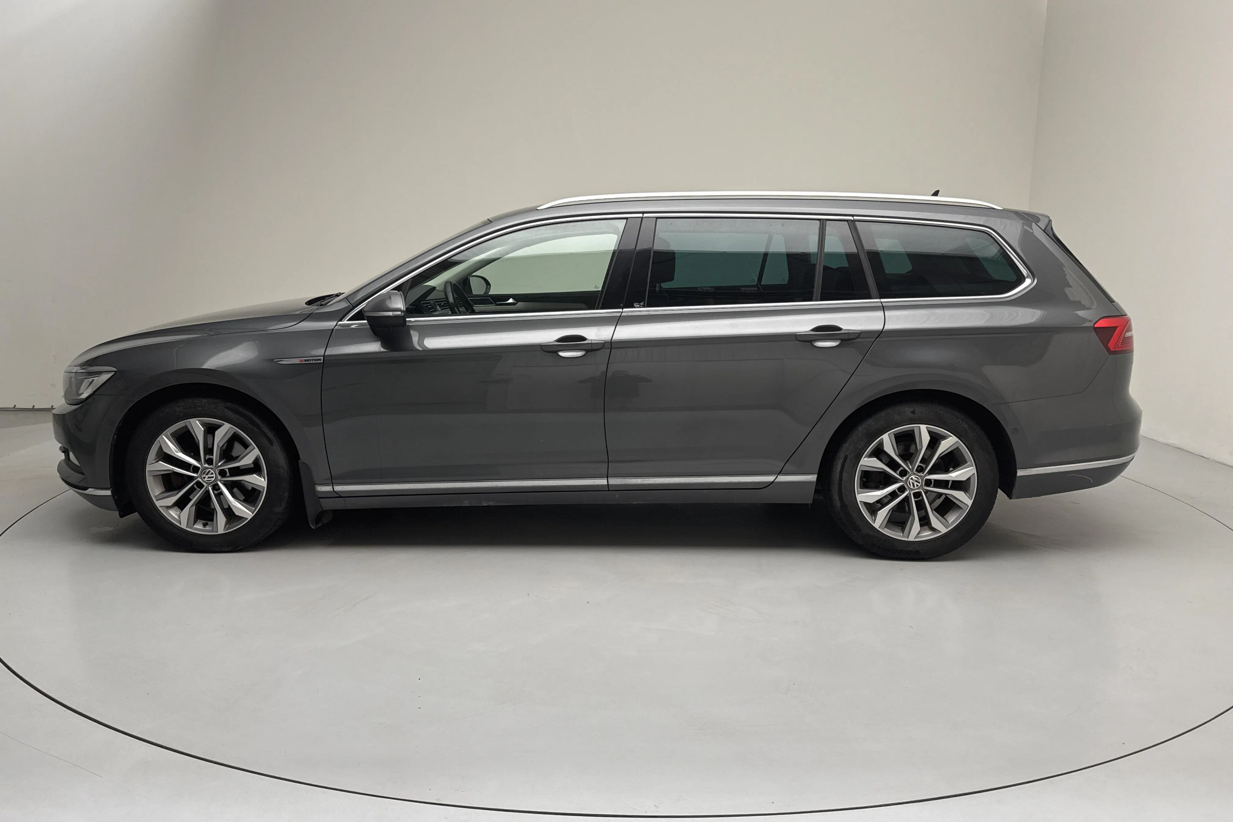 Presentation photo 2 of 14: VW Passat 2.0 TDI Sportscombi 4MOTION (190hk) - 293 750 km - Automatic - dark grey - 2016
