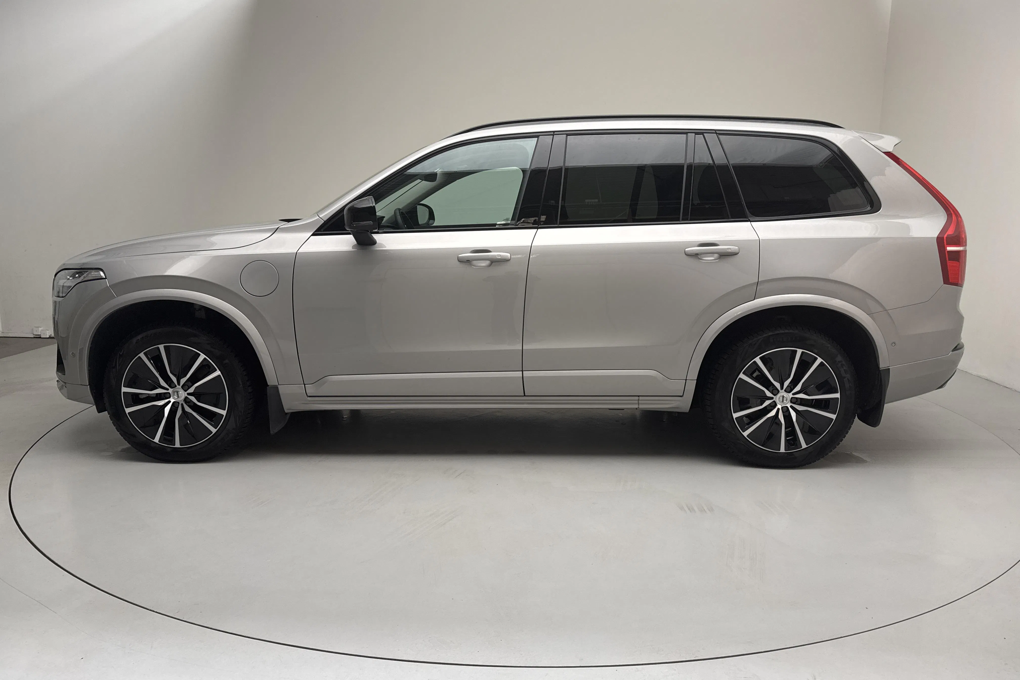 Presentationsfoto 2 av 22: Volvo XC90 T8 AWD Recharge (455hk) - 4 061 mil - Automat - silver - 2025