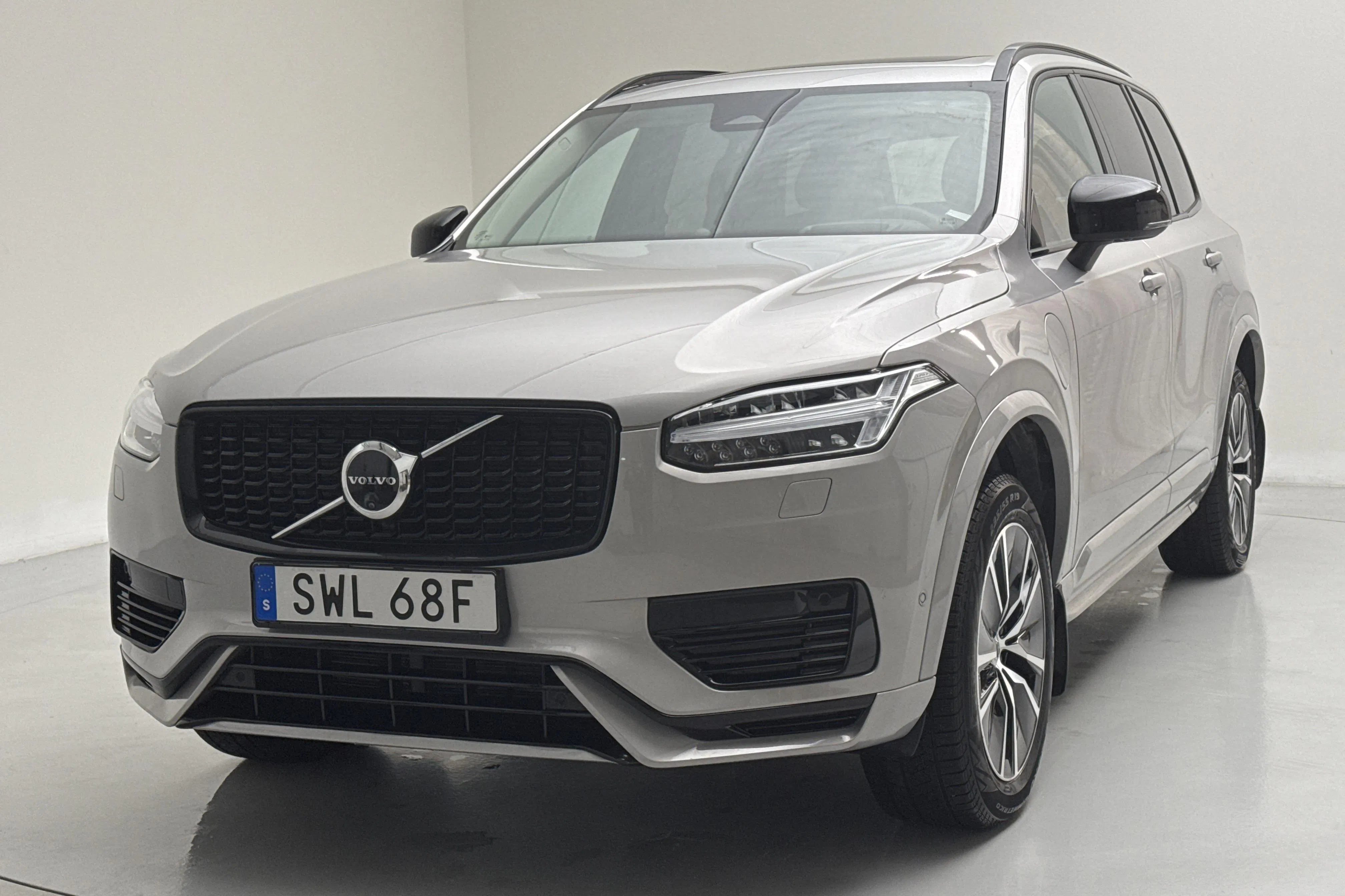 Presentationsfoto 1 av 22: Volvo XC90 T8 AWD Recharge (455hk) - 4 061 mil - Automat - silver - 2025