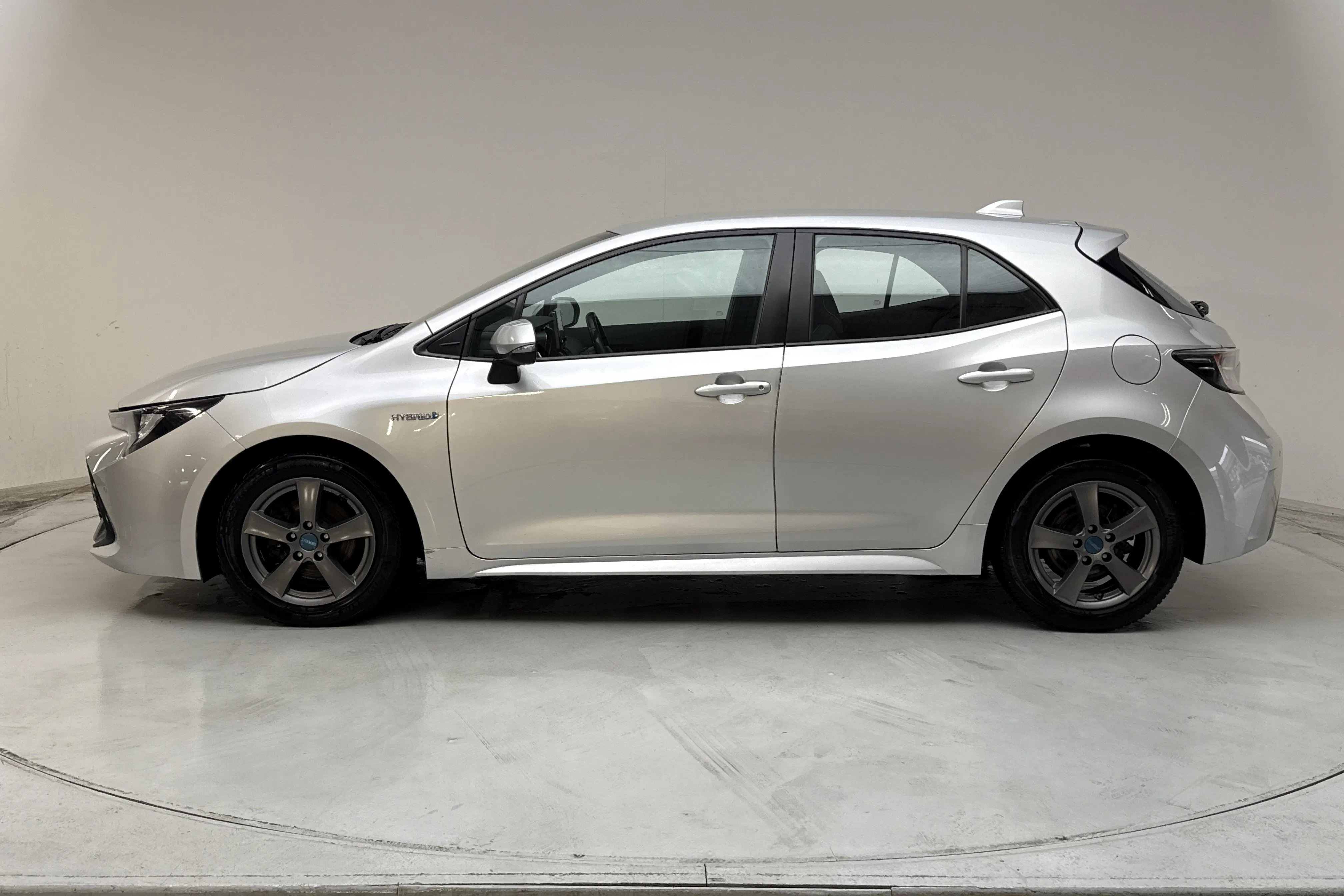 Presentationsfoto 2 av 12: Toyota Corolla 1.8 Hybrid 5dr (122hk) - 23 711 mil - Automat - silver - 2019
