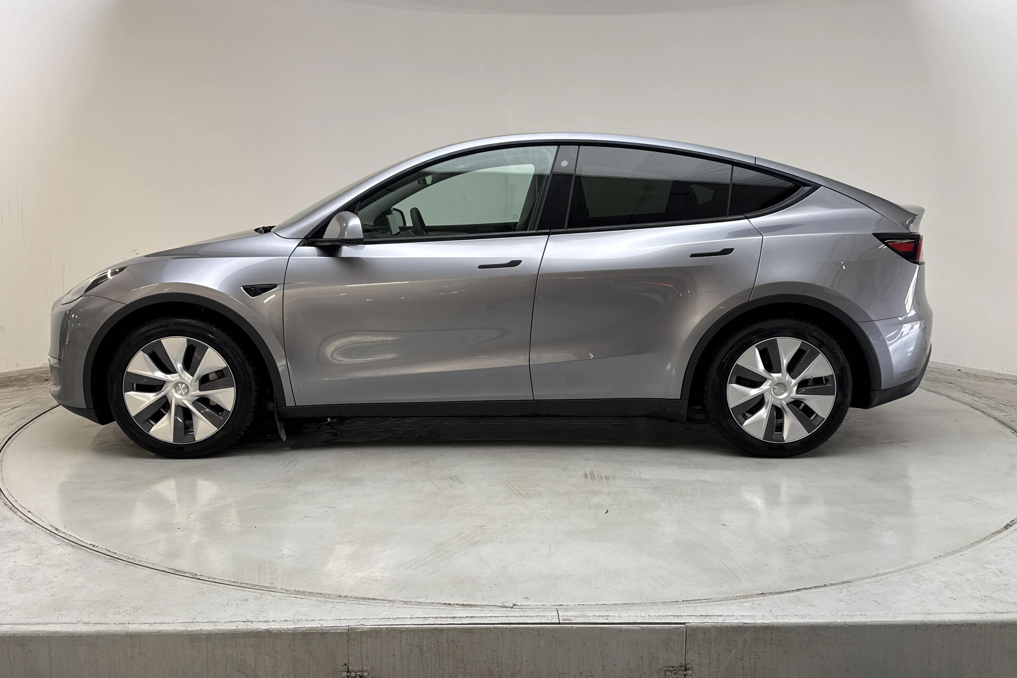 Presentationsfoto 2 av 21: Tesla Model Y Long Range Dual Motor AWD - 7 954 mil - Automat - grå - 2024