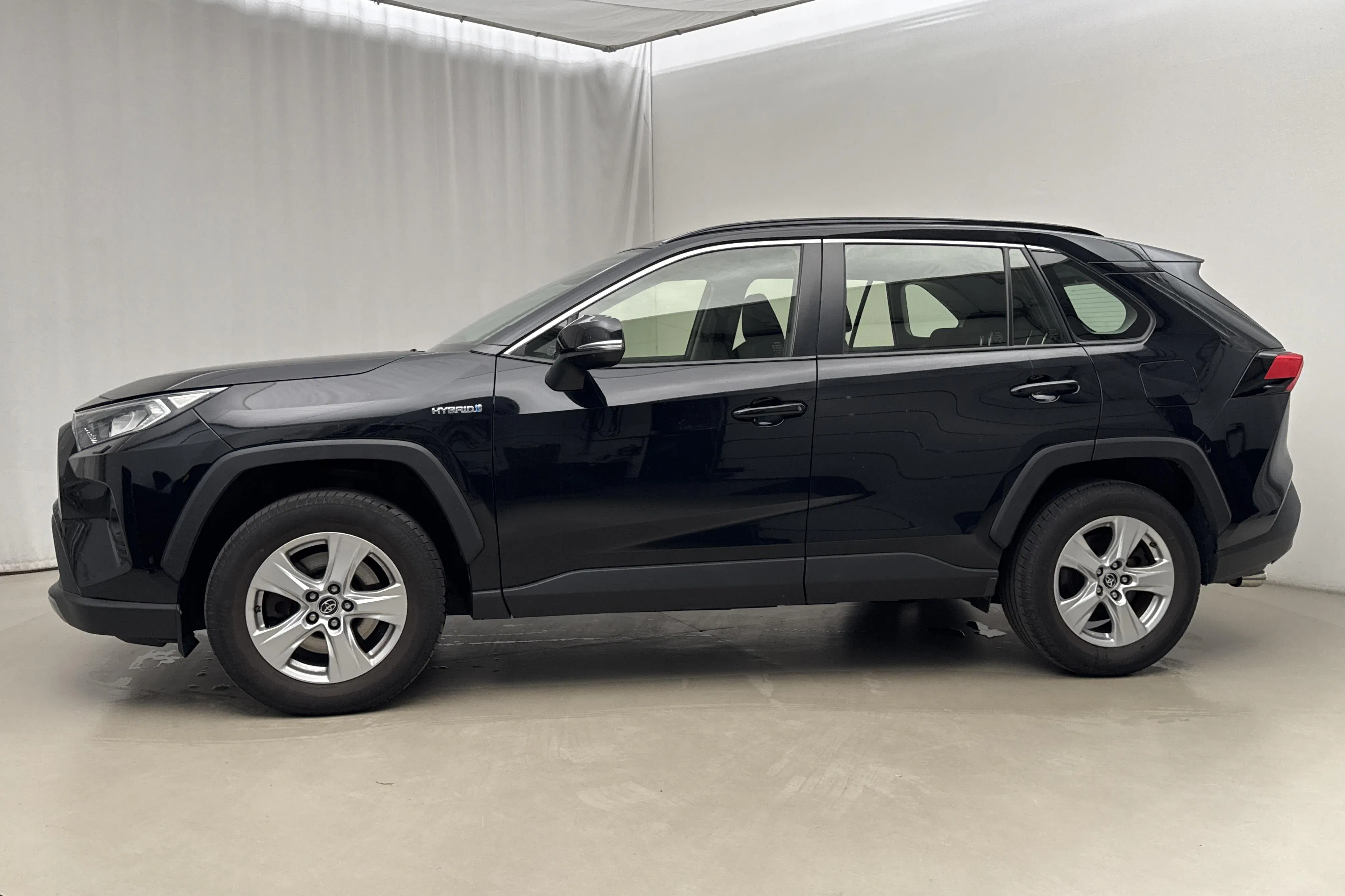 Presentationsfoto 2 av 17: Toyota RAV4 2.5 HSD (218hk) - 15 276 mil - Automat - svart - 2019