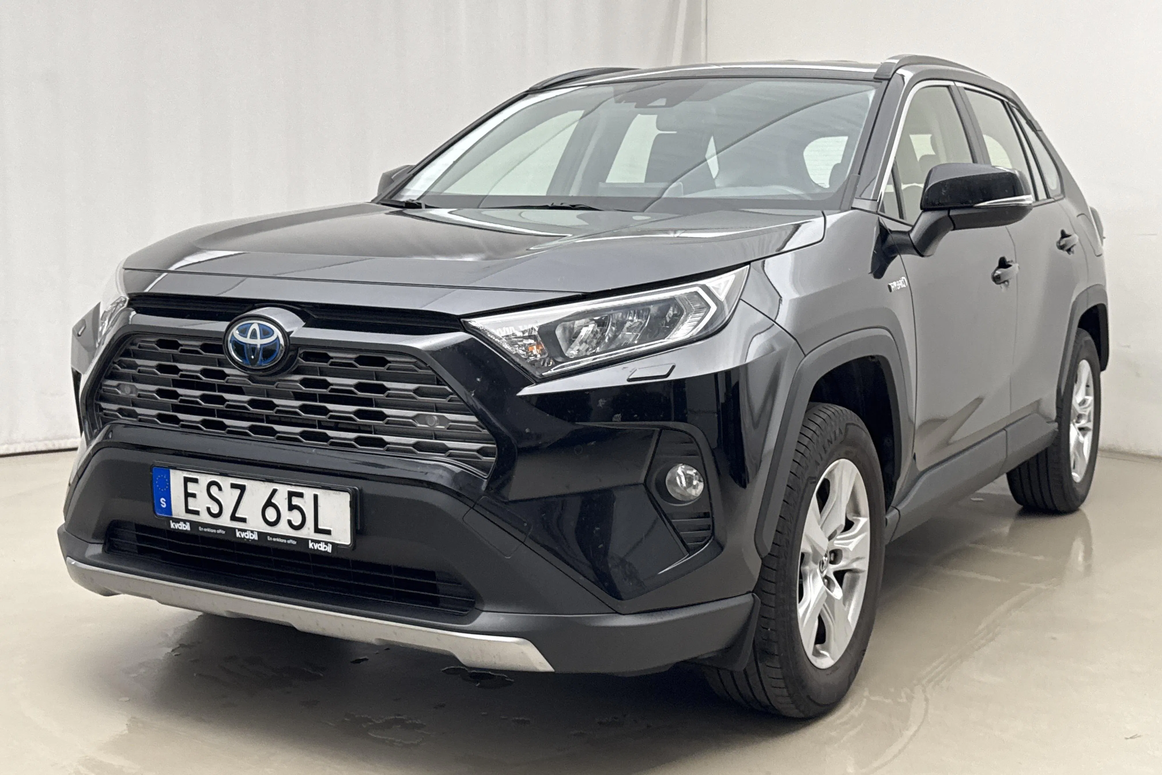 Presentationsfoto 1 av 17: Toyota RAV4 2.5 HSD (218hk) - 15 276 mil - Automat - svart - 2019