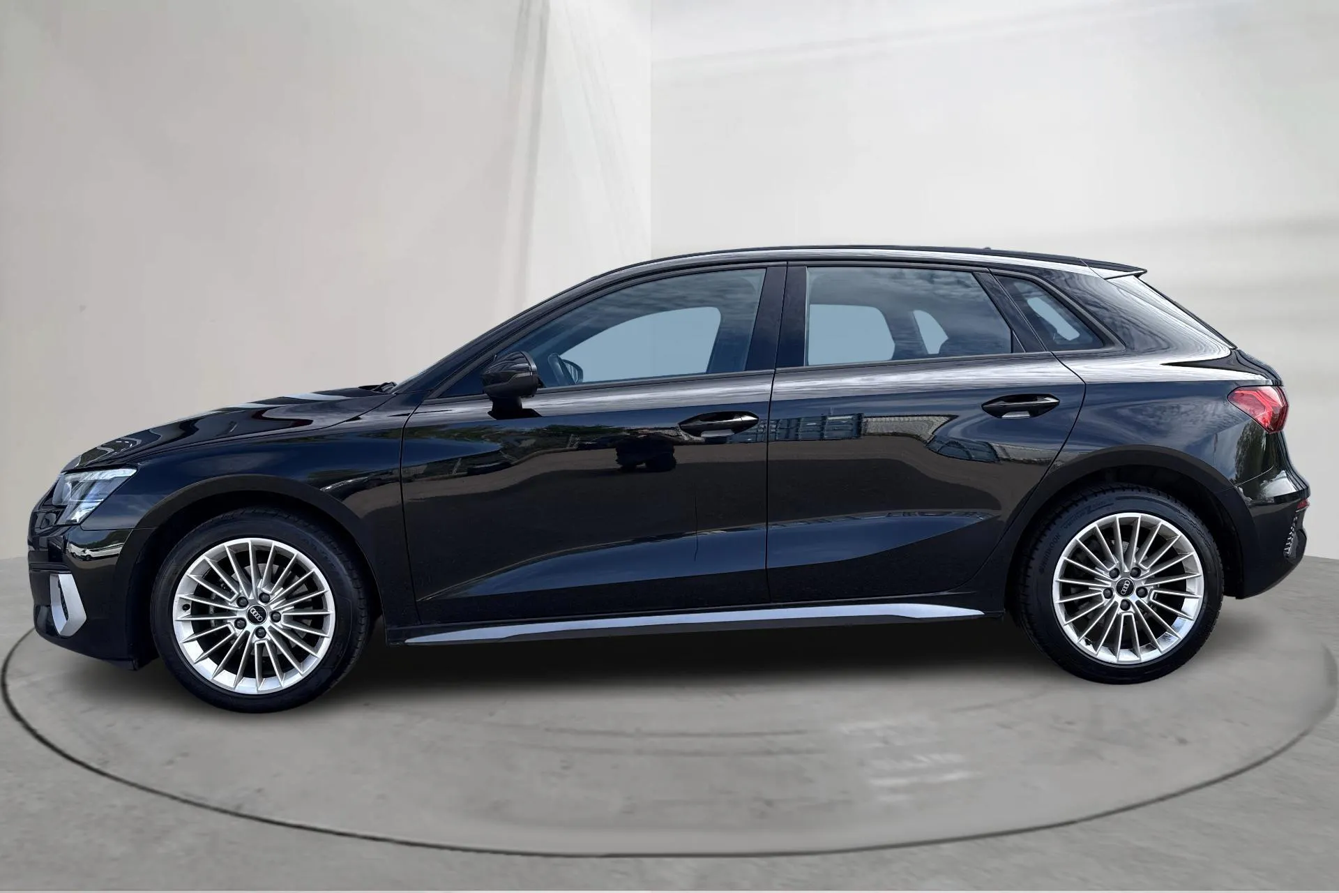 Presentationsfoto 2 av 15: Audi A3 Sportback 30 g-tron (130hk) - 9 542 mil - Automat - svart - 2023