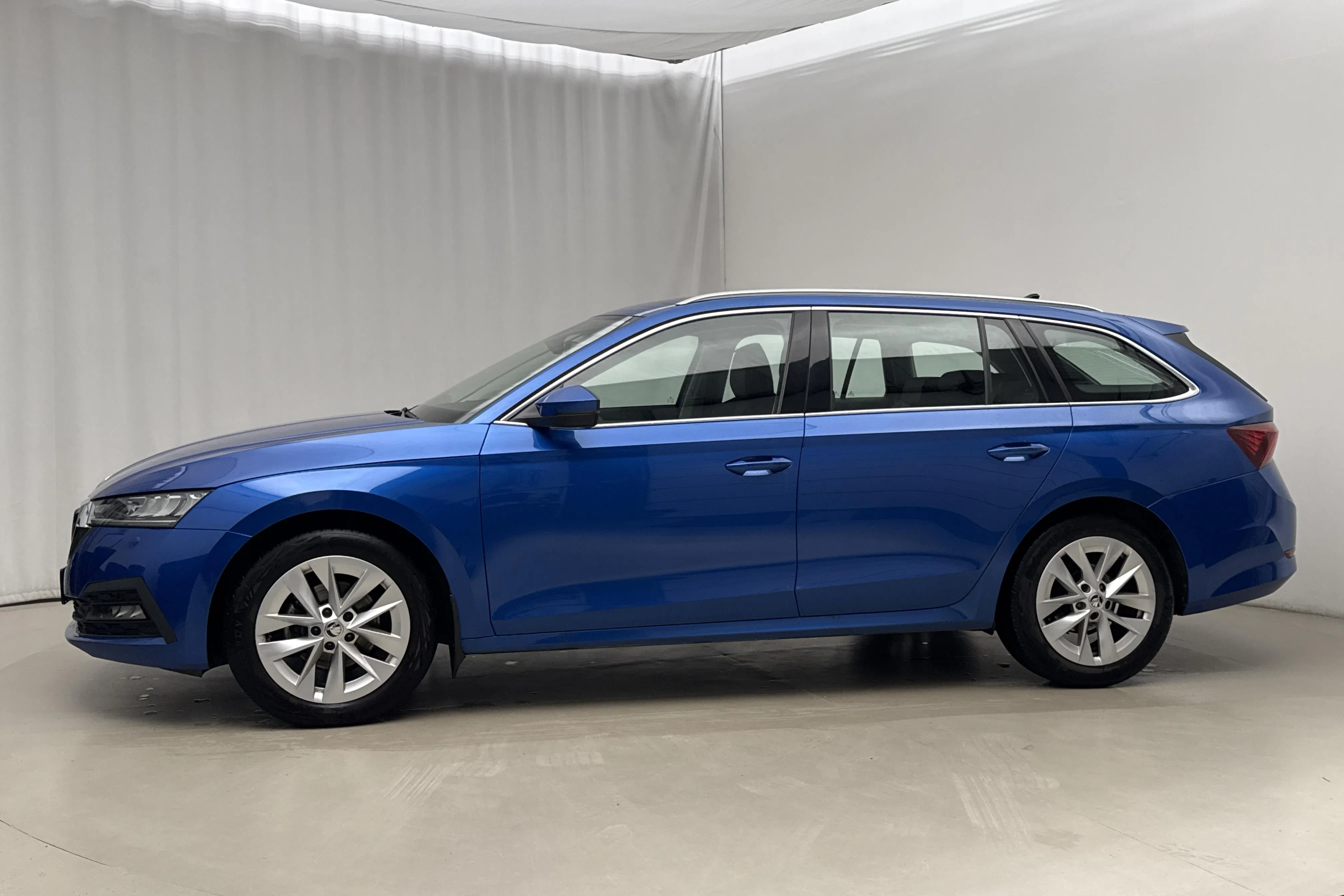 Presentation photo 2 of 19: Skoda Octavia TSI e-Tec mHEV Combi (110hk) - 52 150 km - Automatic - blue - 2021