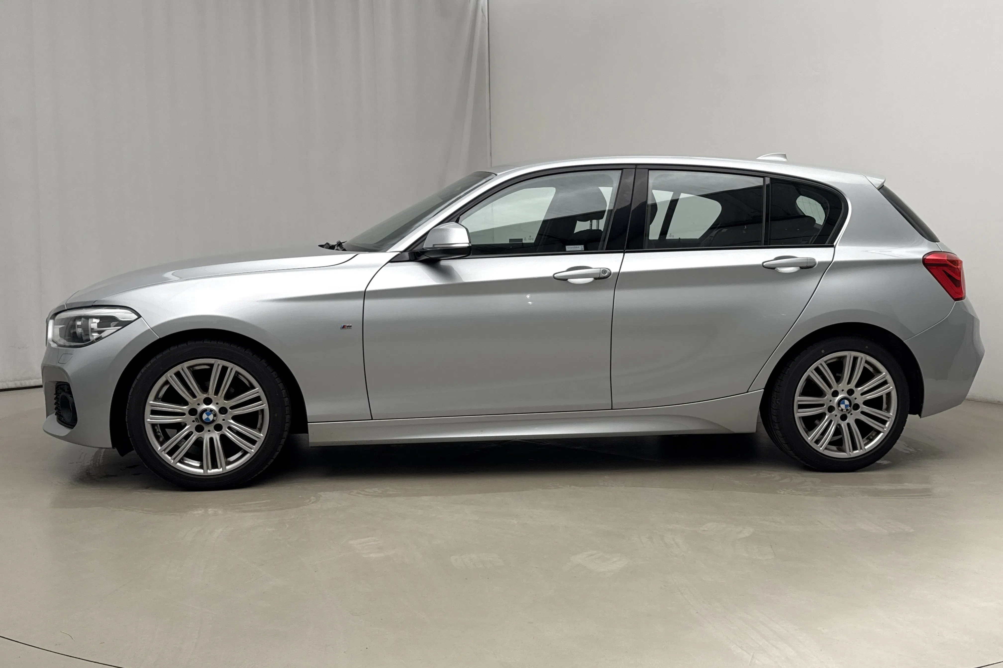 Presentationsfoto 2 av 15: BMW 118d 5dr, F20 (150hk) - 15 068 mil - Automat - silver - 2017