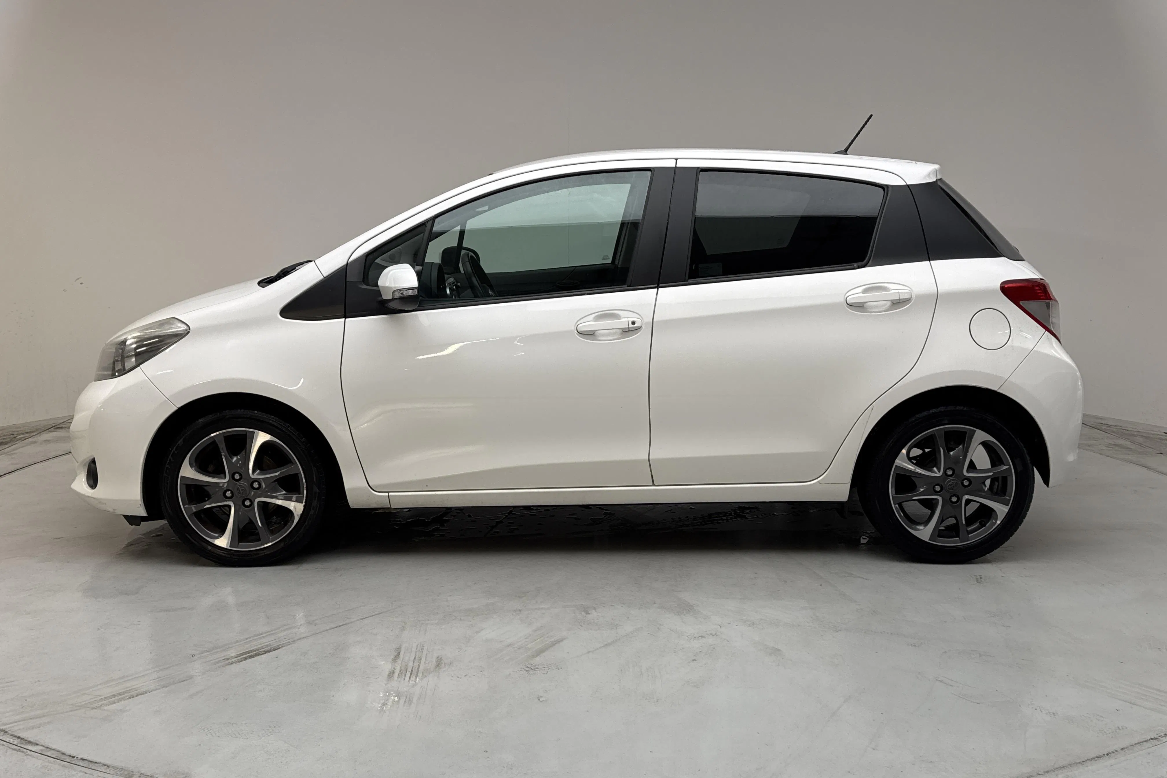 Presentation photo 2 of 13: Toyota Yaris 1.33 5dr (100hk) - 121 410 km - Manual - white - 2014